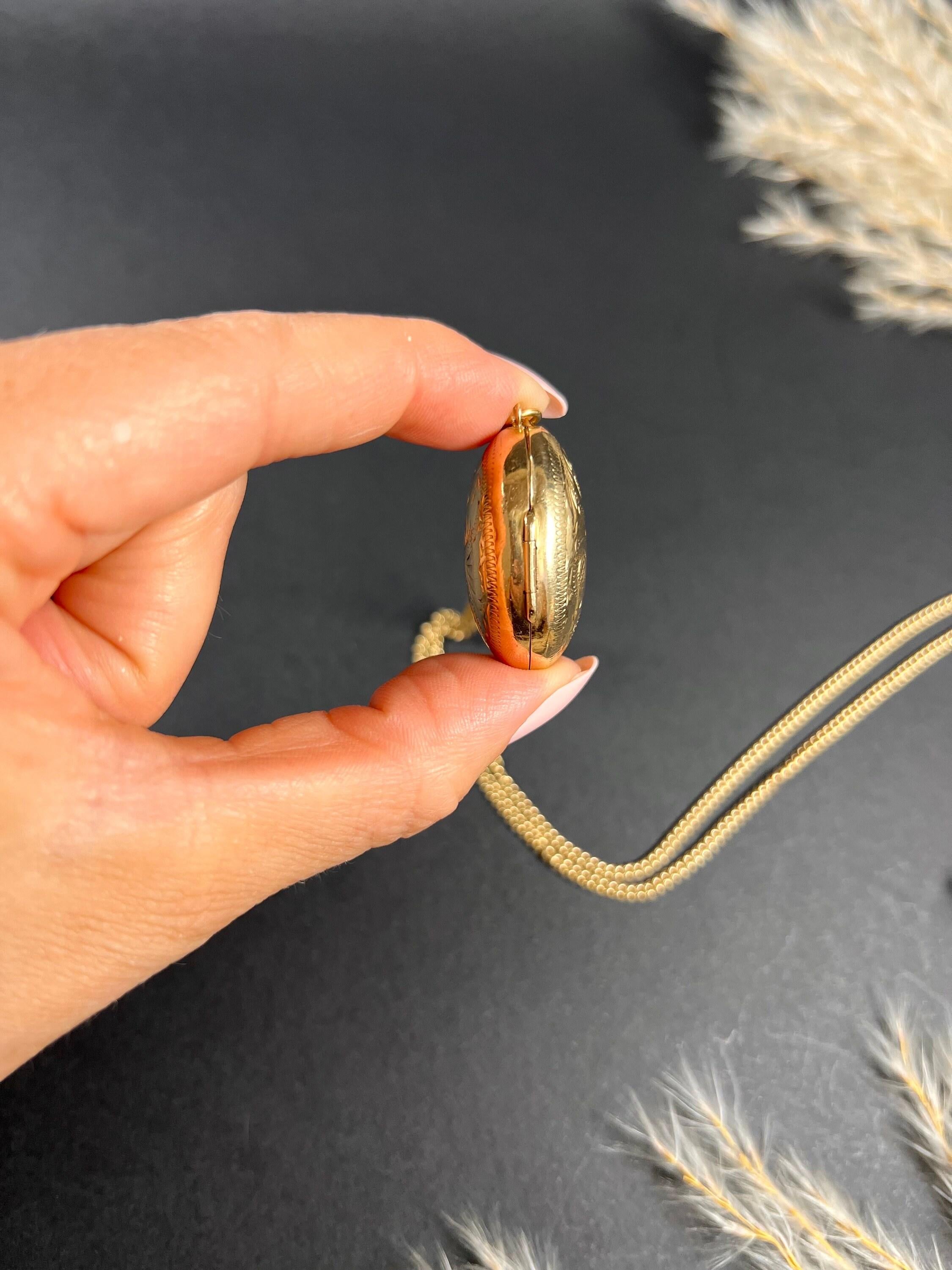 Vintage 9ct Gold 1970’s Hand Engraved Oval Locket 5