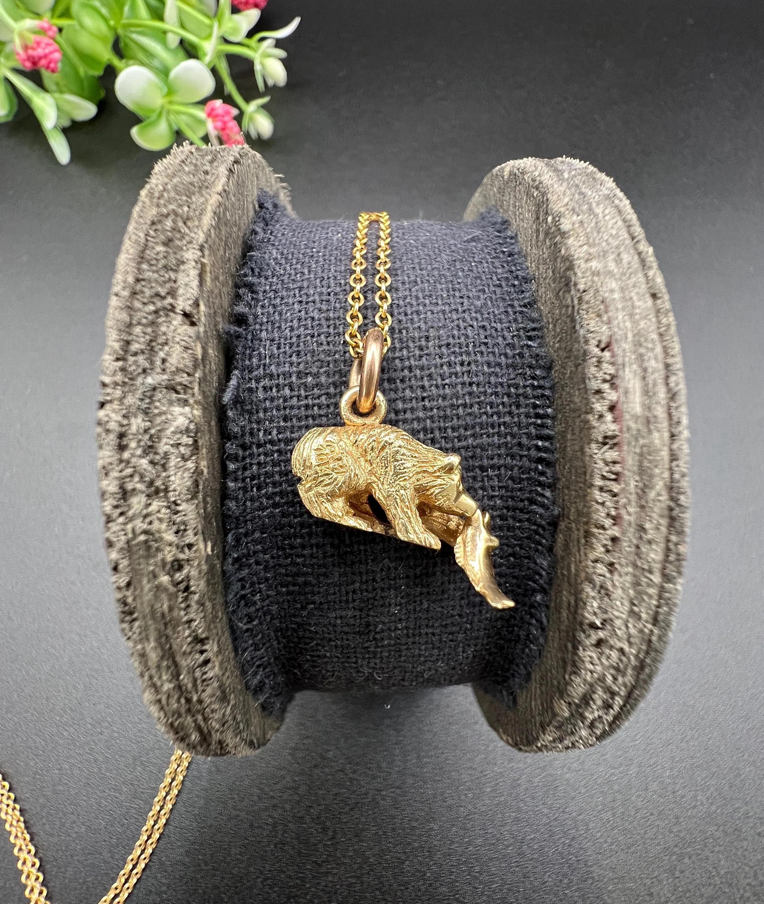 Pendentif vintage en or 9ct, années 1980, ours grizzly et poisson en vente 6