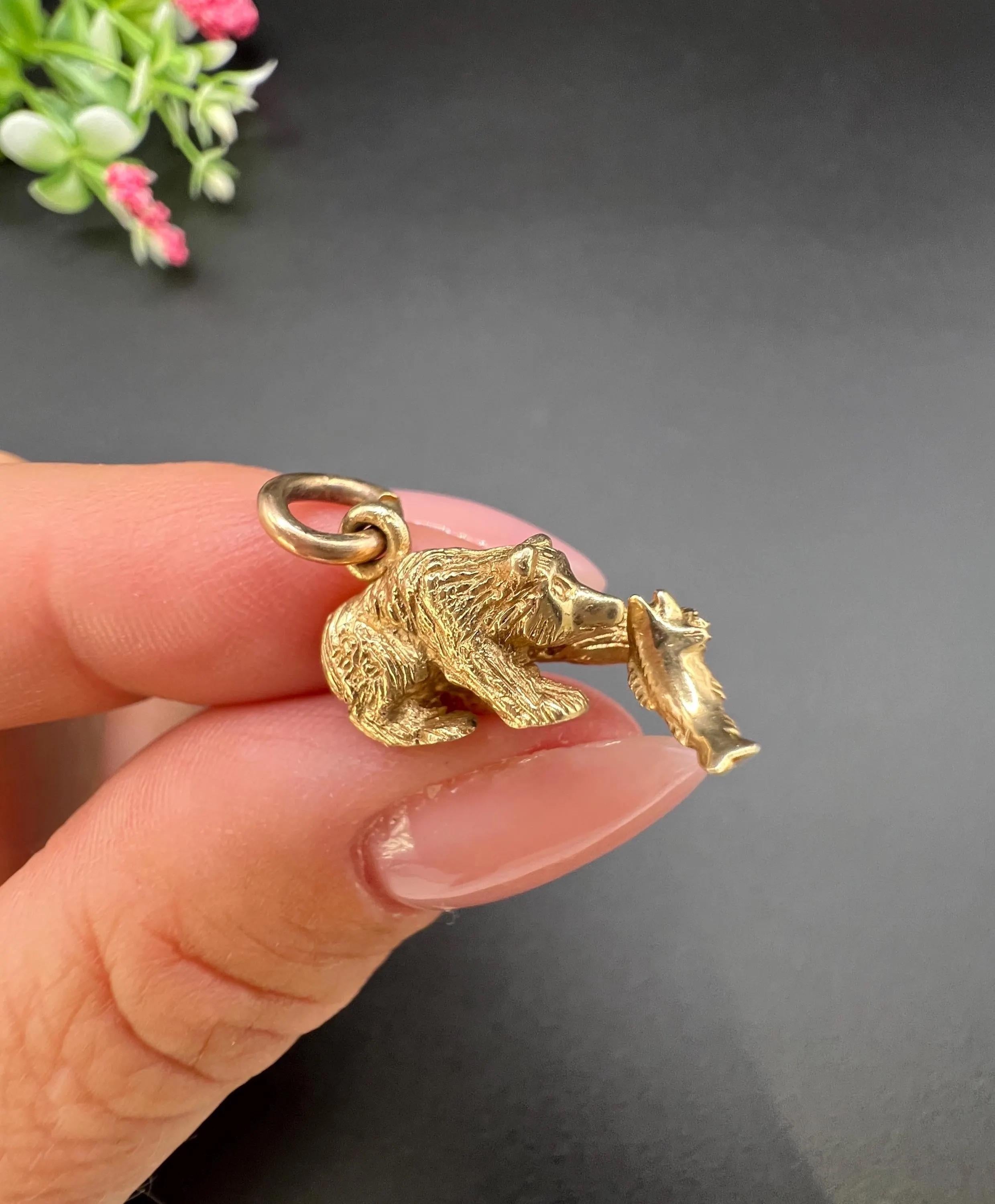 Pendentif vintage en or 9ct, années 1980, ours grizzly et poisson en vente 7