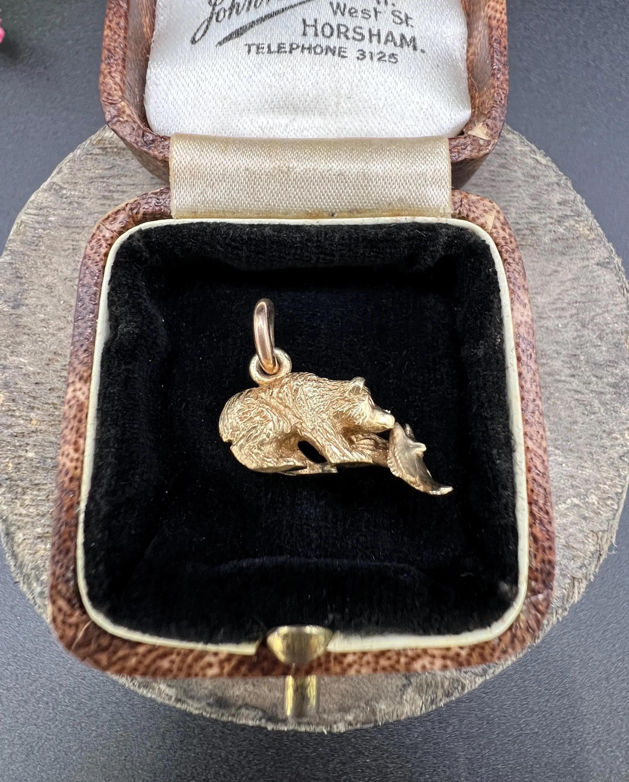 Pendentif vintage en or 9ct, années 1980, ours grizzly et poisson Bon état - En vente à Brighton, GB