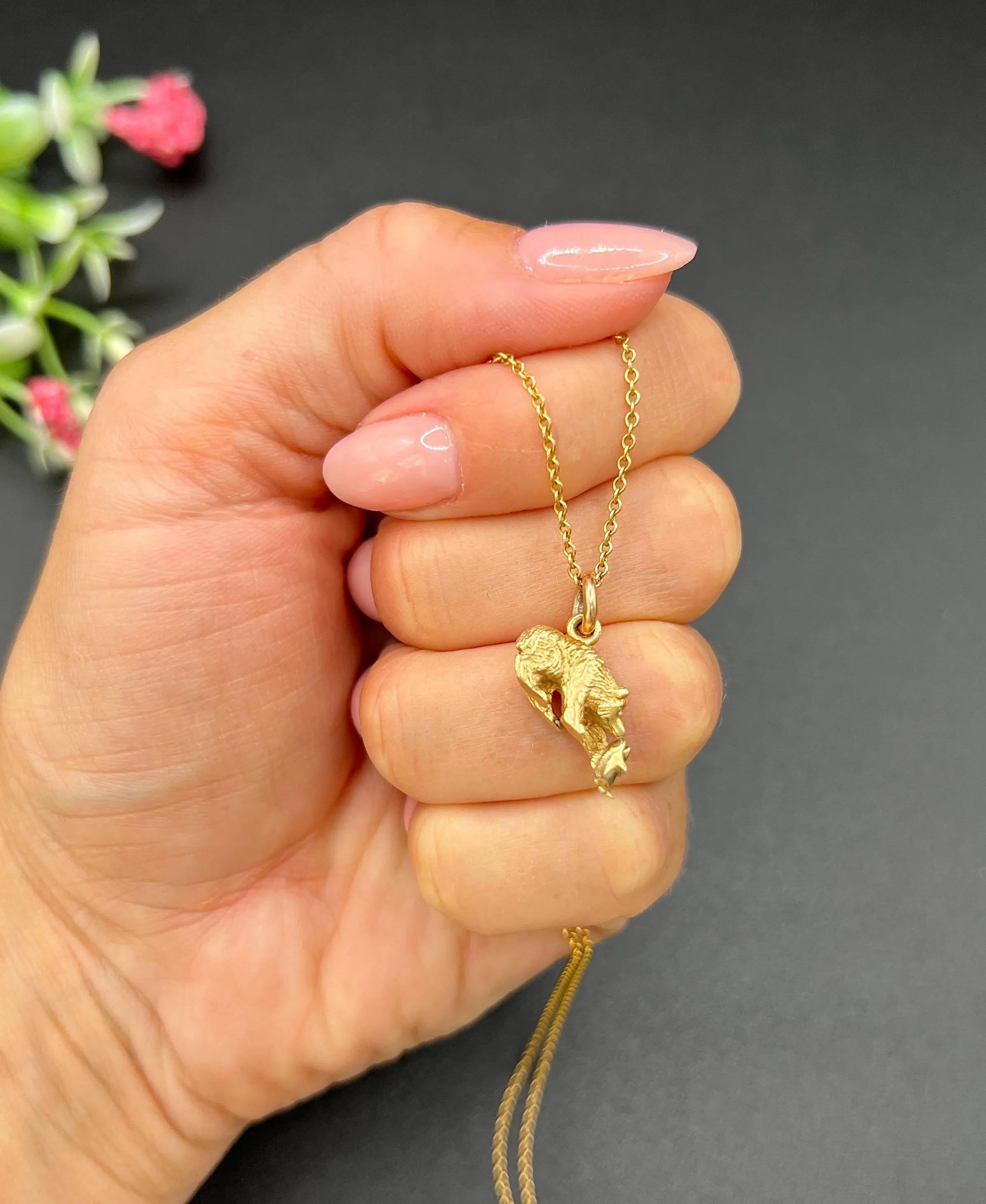 Pendentif vintage en or 9ct, années 1980, ours grizzly et poisson Unisexe en vente