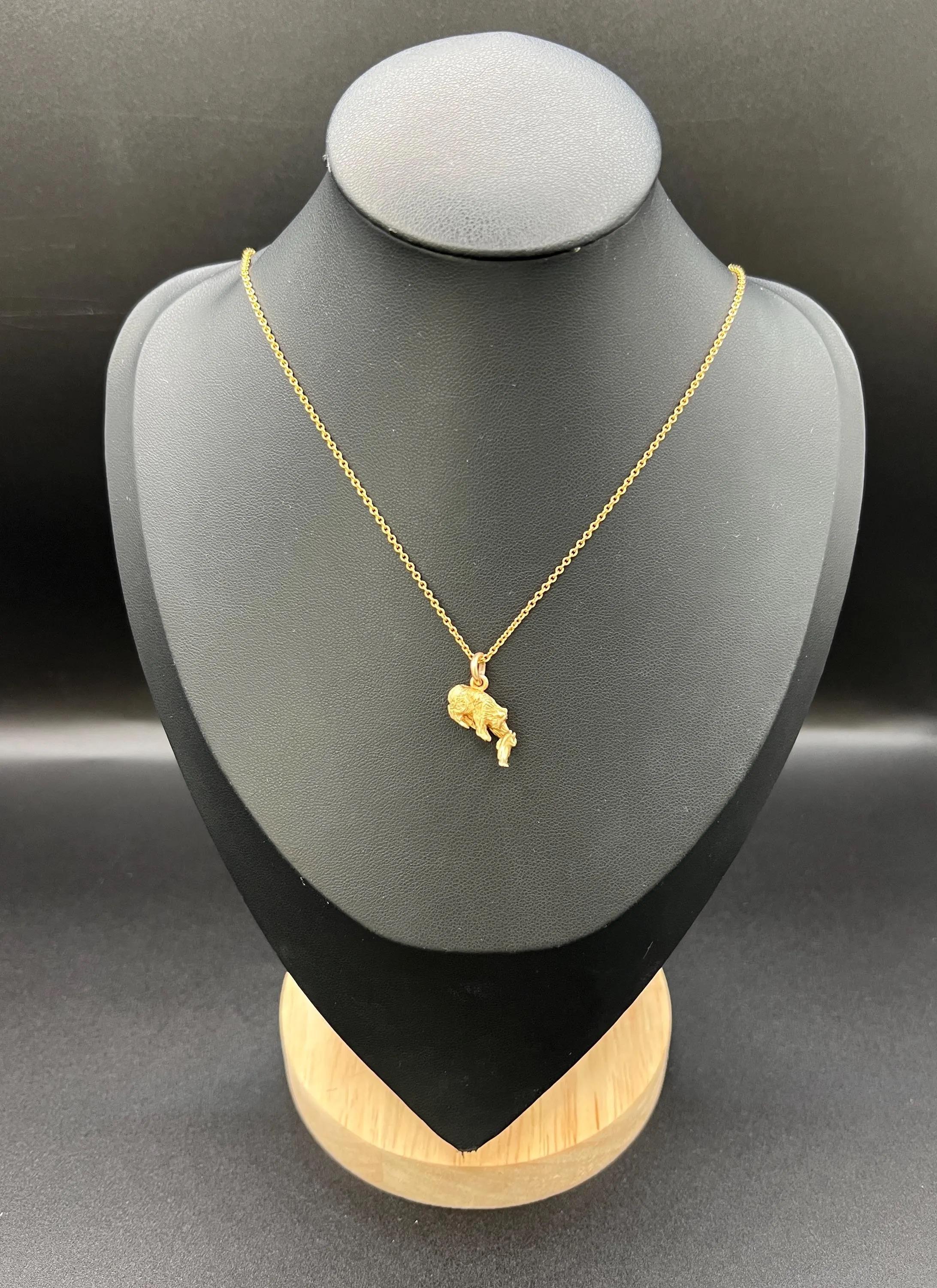 Pendentif vintage en or 9ct, années 1980, ours grizzly et poisson en vente 1