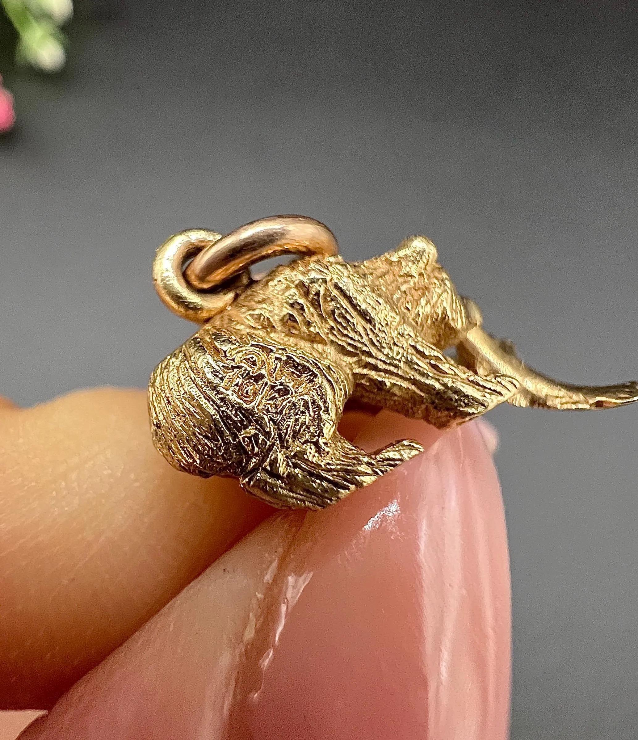 Pendentif vintage en or 9ct, années 1980, ours grizzly et poisson en vente 2