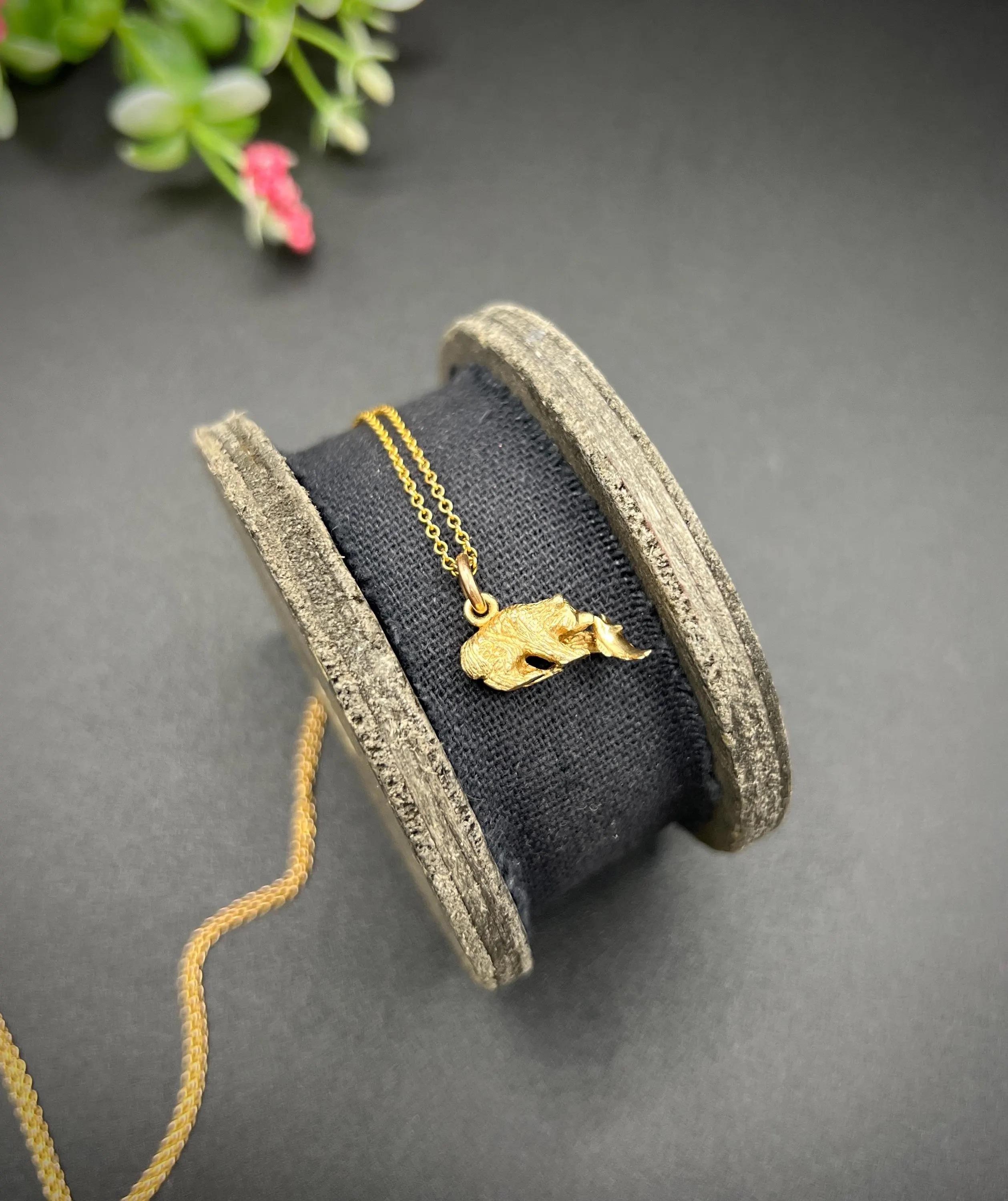 Pendentif vintage en or 9ct, années 1980, ours grizzly et poisson en vente 3