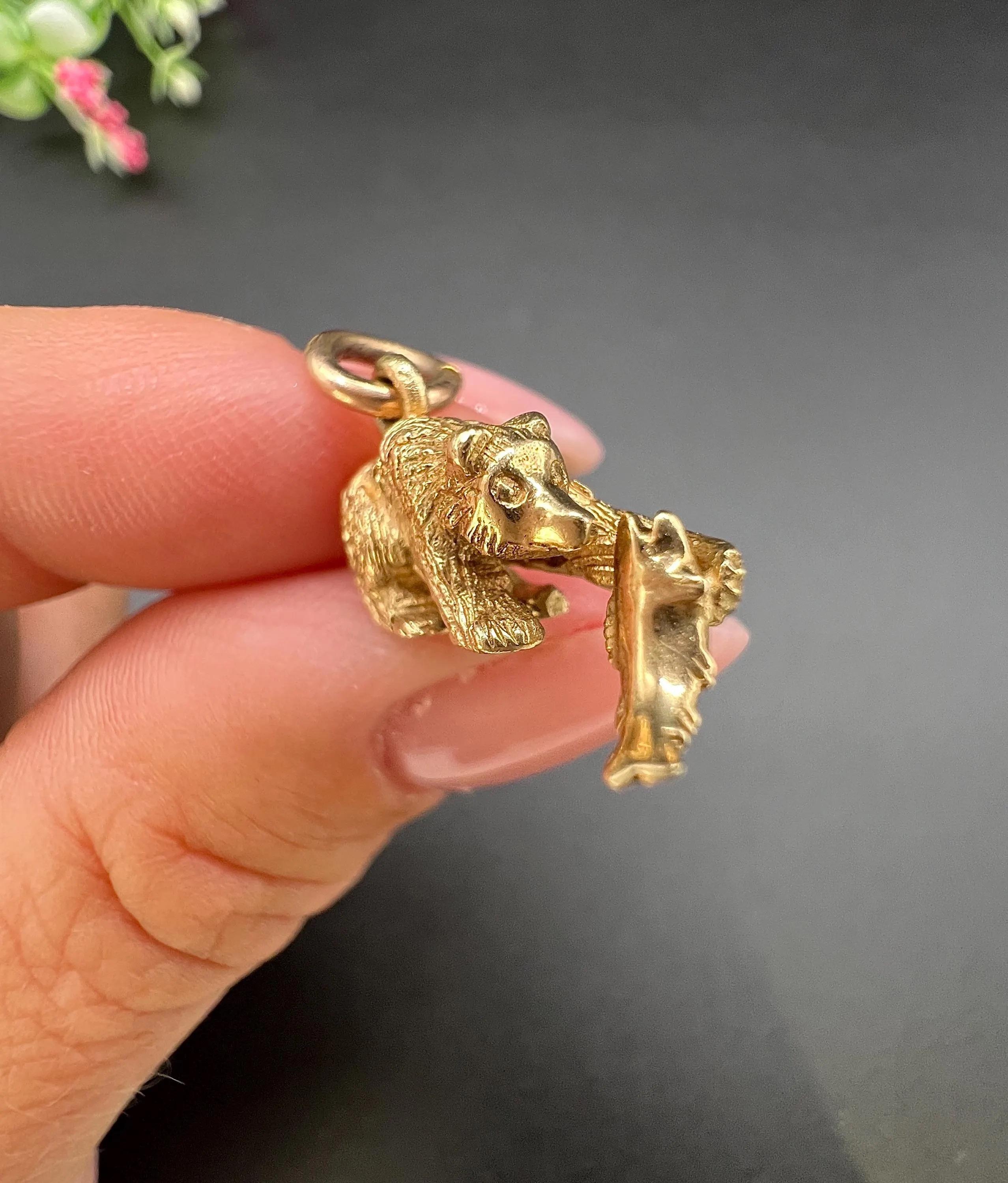 Pendentif vintage en or 9ct, années 1980, ours grizzly et poisson en vente 4