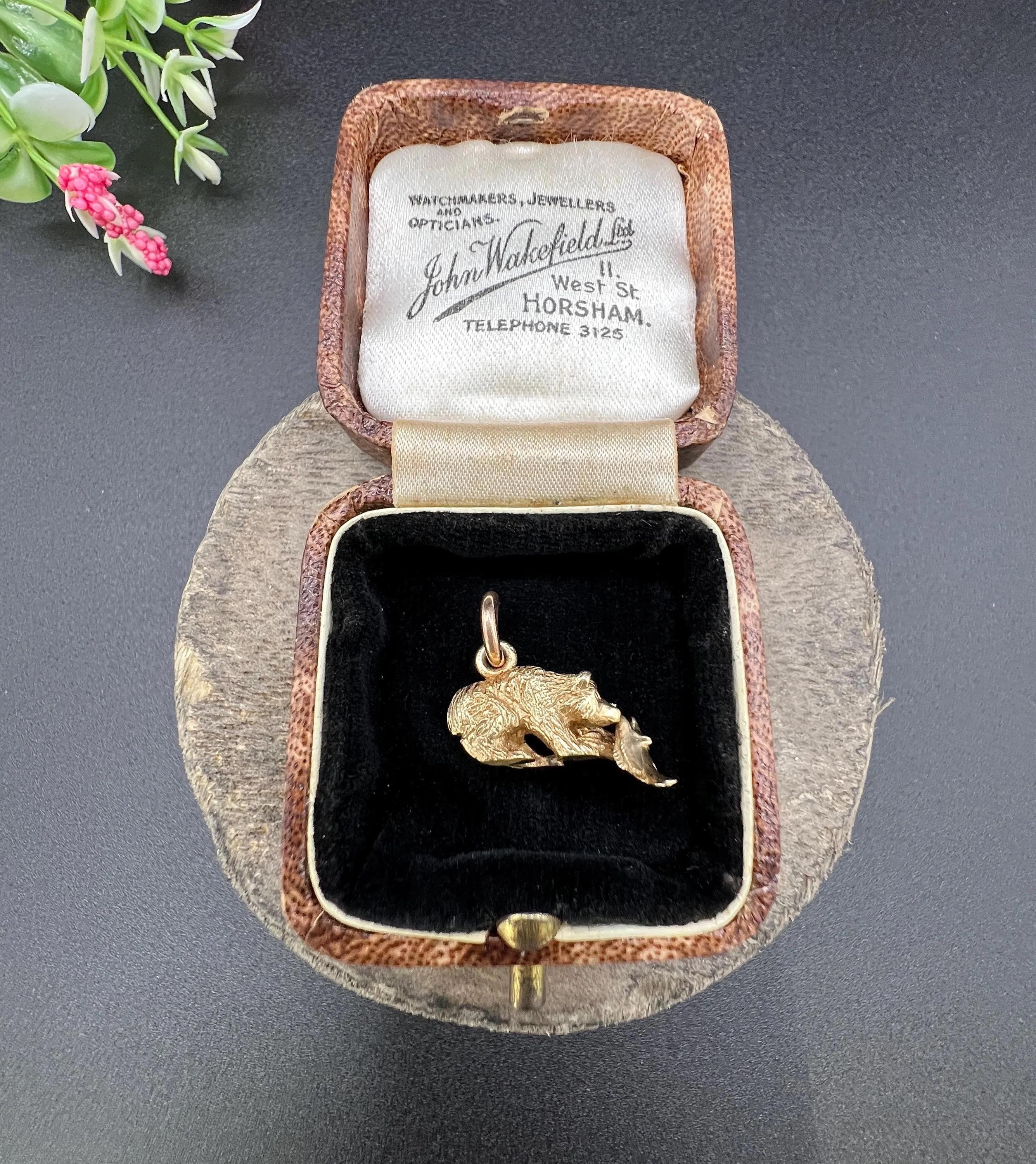 Pendentif vintage en or 9ct, années 1980, ours grizzly et poisson en vente 5