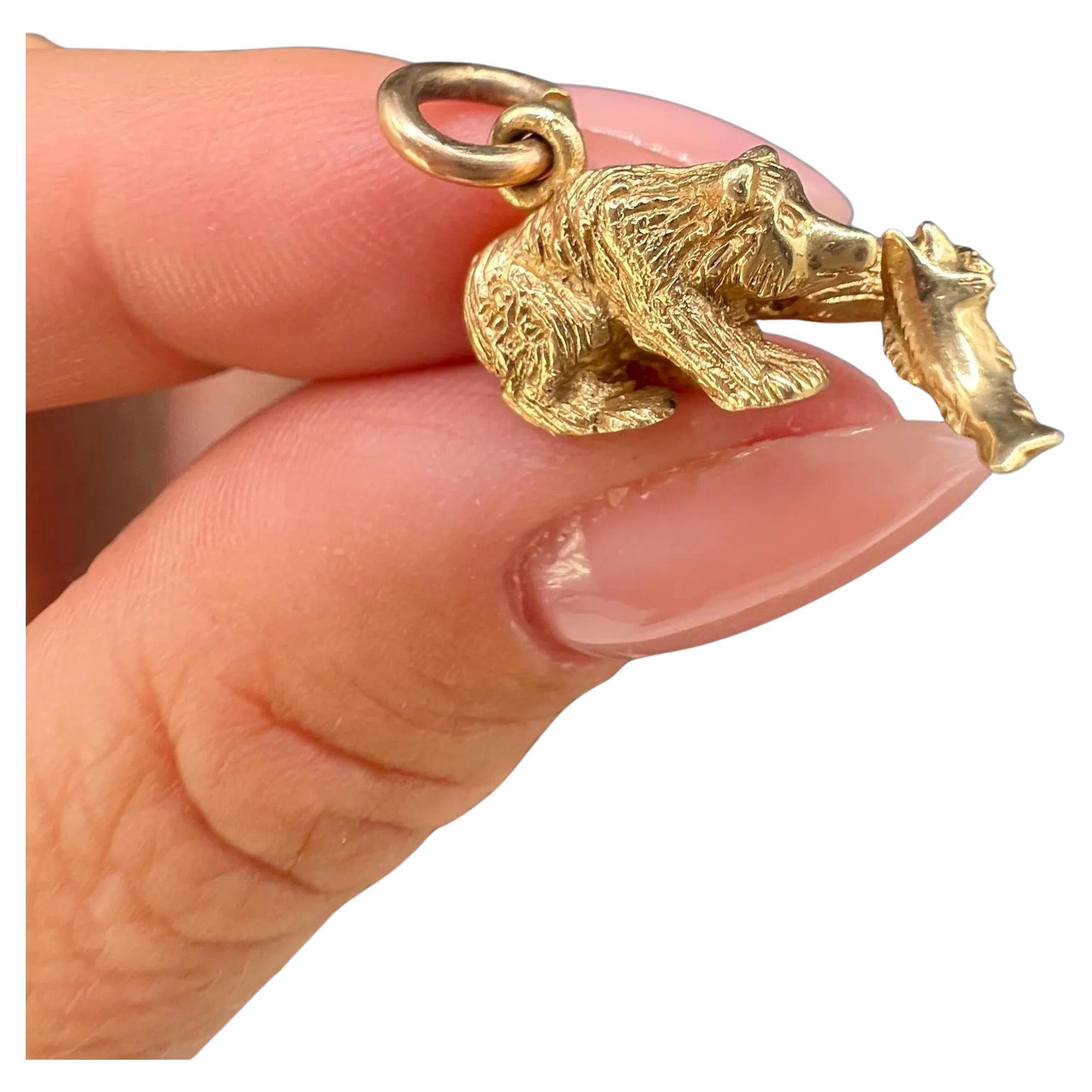 Pendentif vintage en or 9ct, années 1980, ours grizzly et poisson en vente