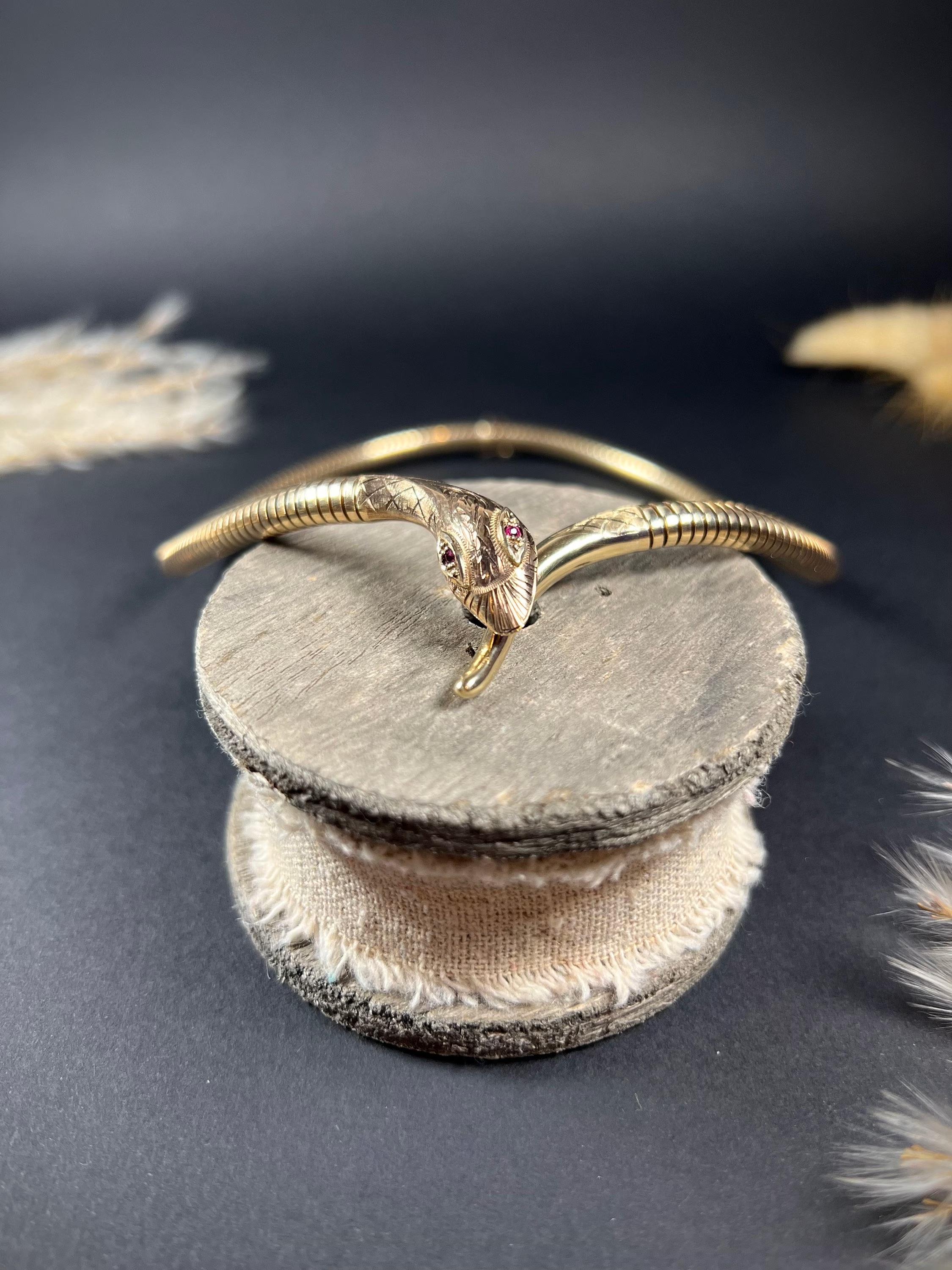 Collier serpent vintage en or 9 carats, poinçonné des années 1980 avec yeux en rubis Unisexe en vente