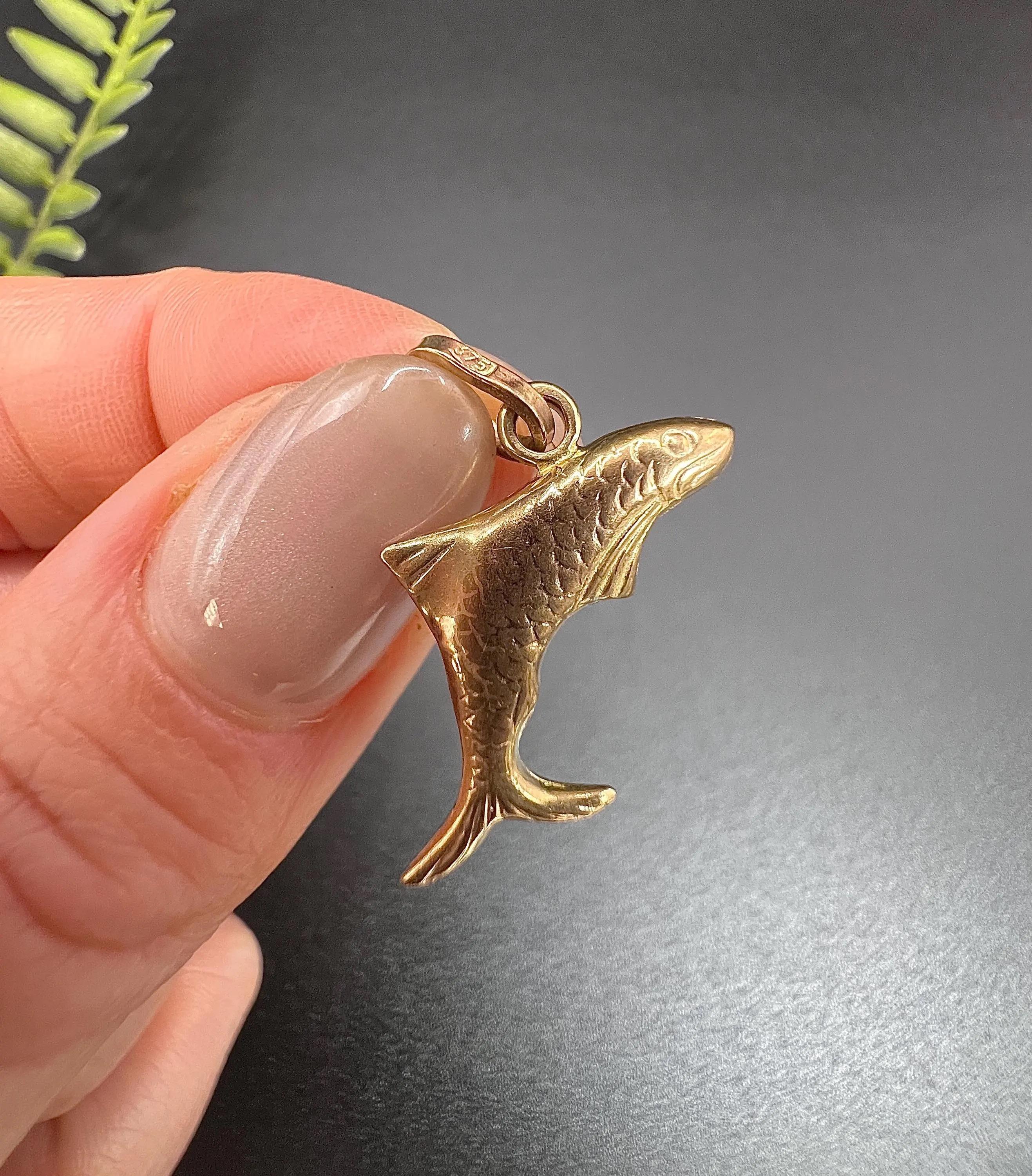 Vintage 9ct Gold, 1990s Italy Hallmarked Lucky Fish Pendant Charm For Sale 6