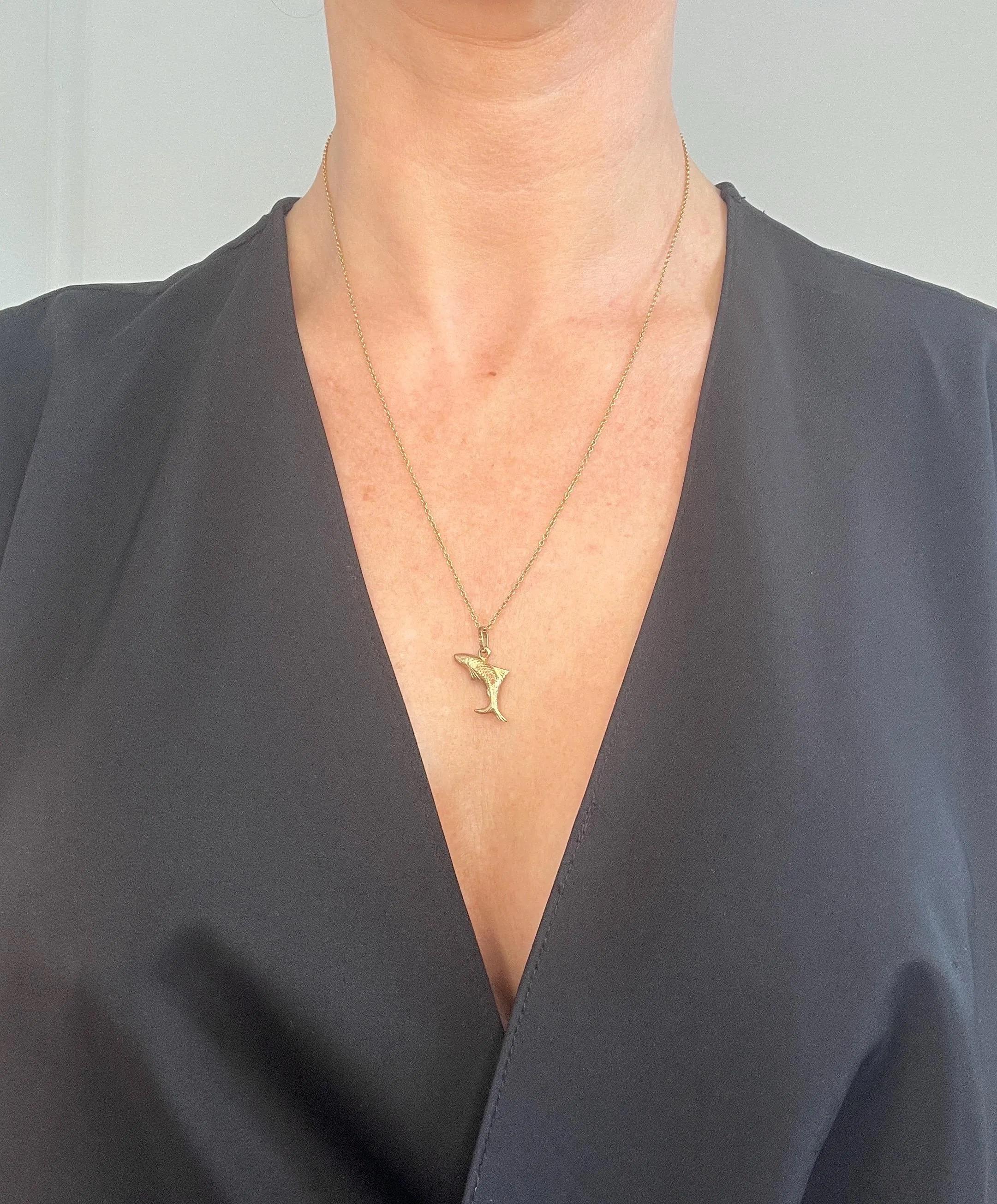 Vintage 9ct Gold, 1990s Italy Hallmarked Lucky Fish Pendant Charm In Good Condition For Sale In Brighton, GB