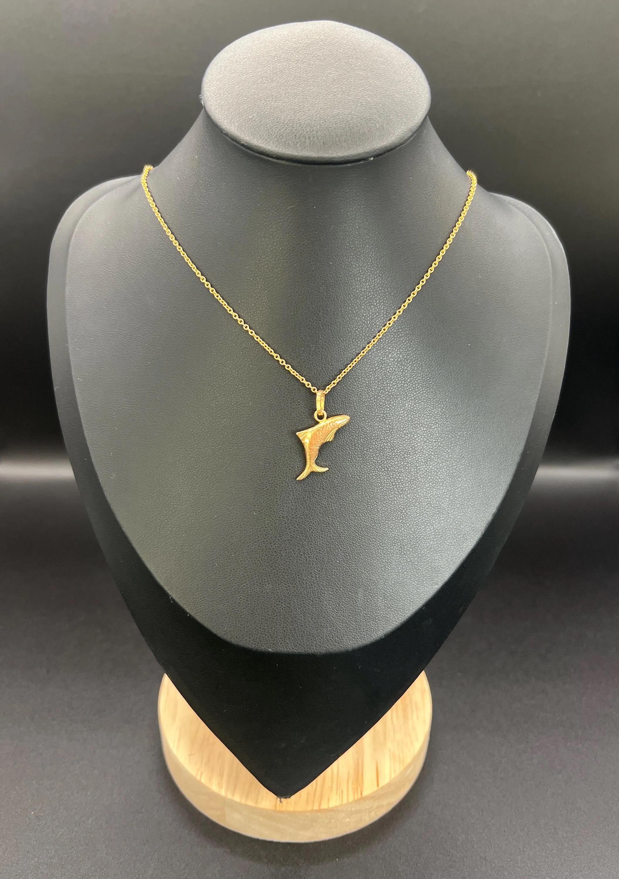 Vintage 9ct Gold, 1990s Italy Hallmarked Lucky Fish Pendant Charm For Sale 3