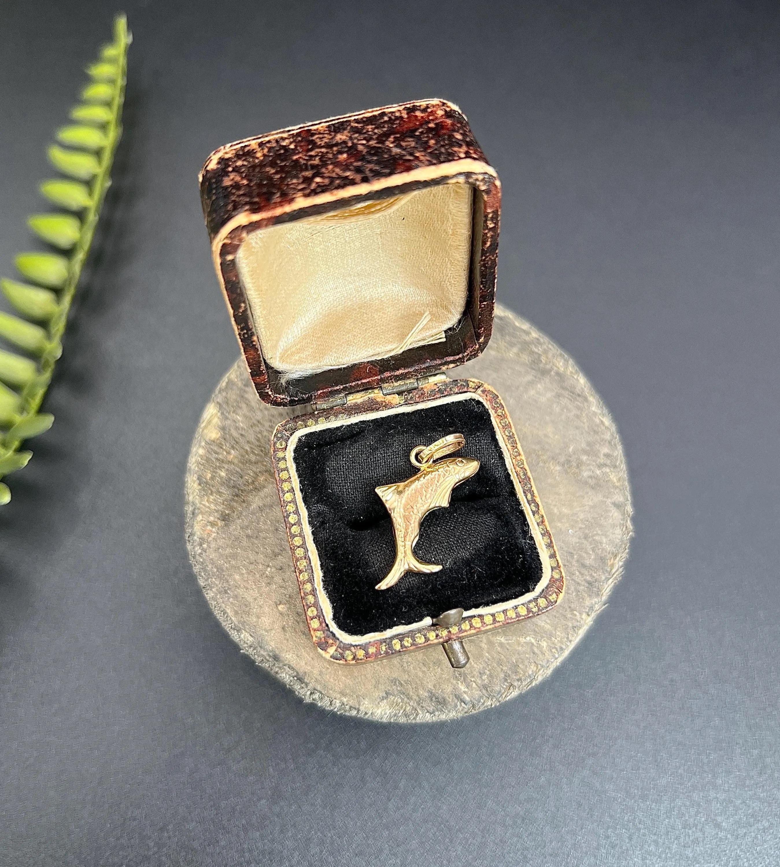Vintage 9ct Gold, 1990s Italy Hallmarked Lucky Fish Pendant Charm For Sale 4