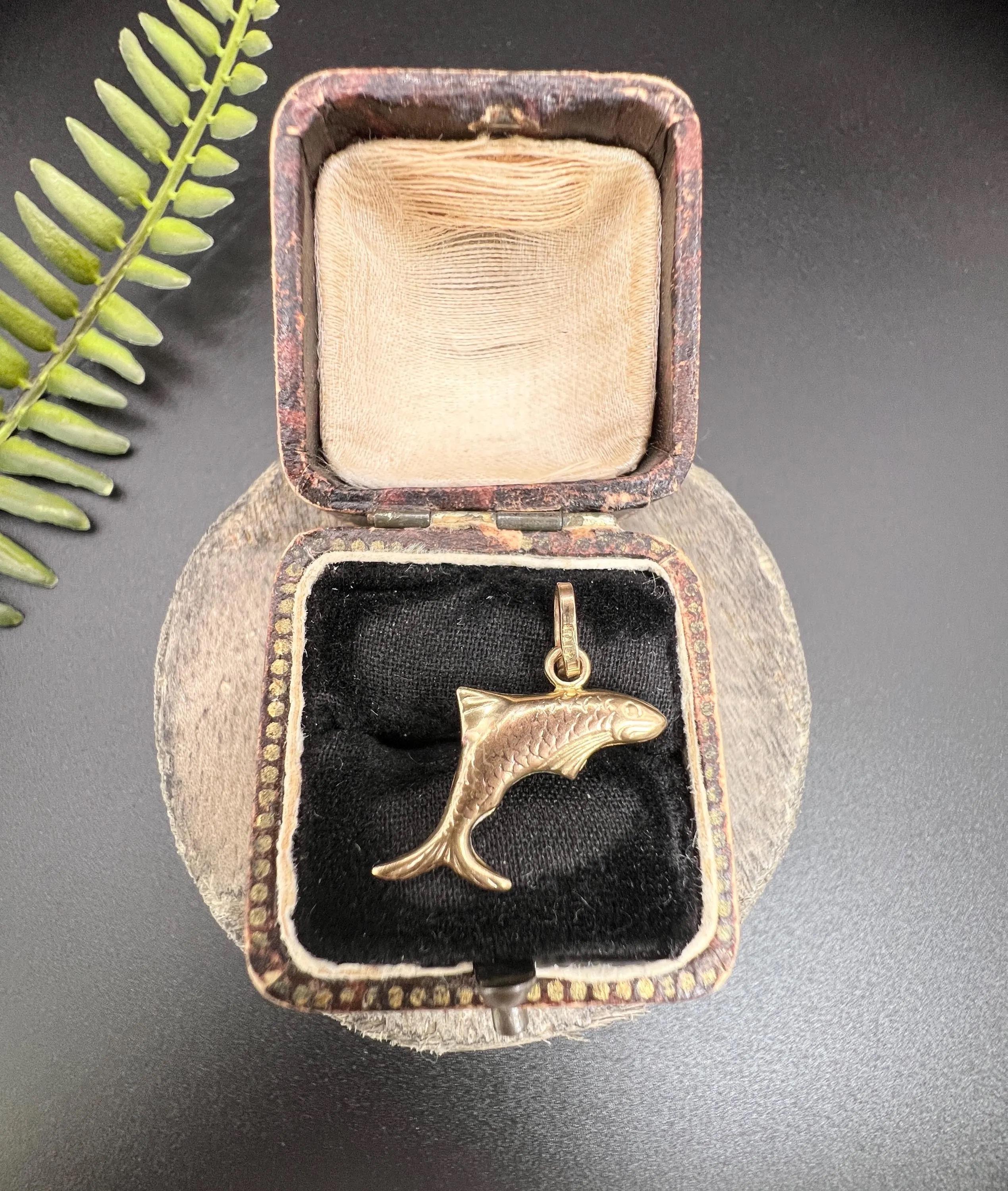 Vintage 9ct Gold, 1990s Italy Hallmarked Lucky Fish Pendant Charm For Sale 5