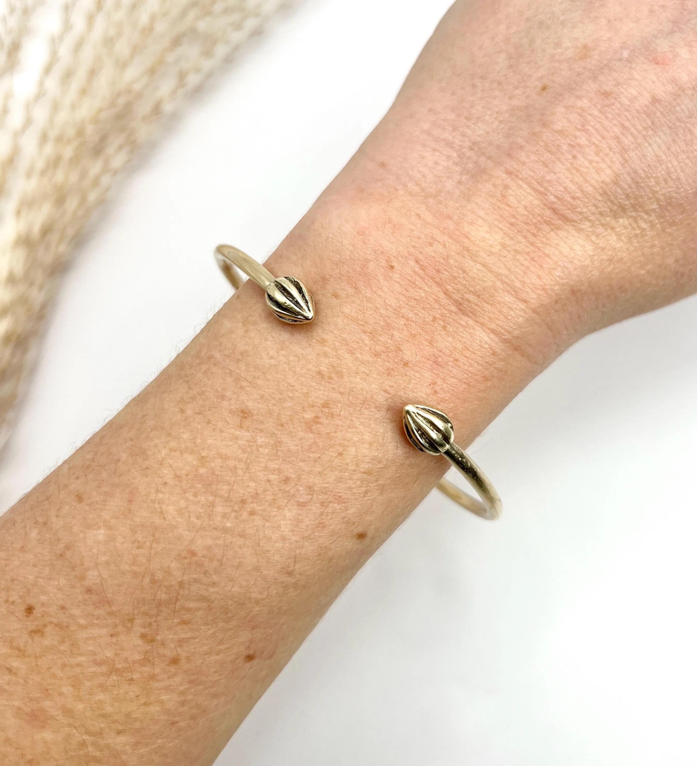 Vintage Torque Bangle 

9ct Gold

Embrace the elegance of the past with this stunning 1990s vintage gold torque bangle, crafted in a beautiful pale yellow gold that exudes warmth and sophistication. This eye-catching piece features intricately