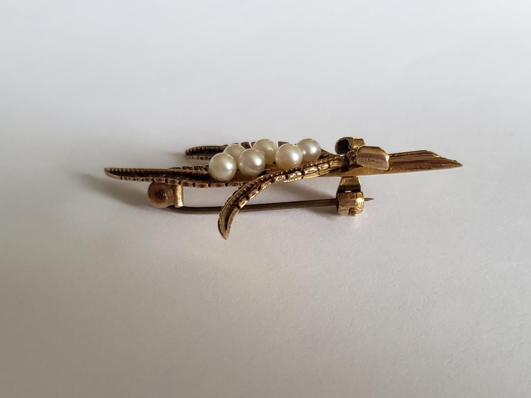 Modern Vintage 9CT Gold and Pearl leaves with a bow brooch For Sale