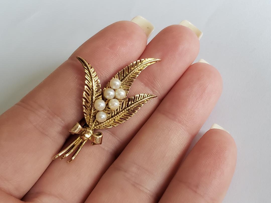Bead Vintage 9CT Gold and Pearl leaves with a bow brooch For Sale