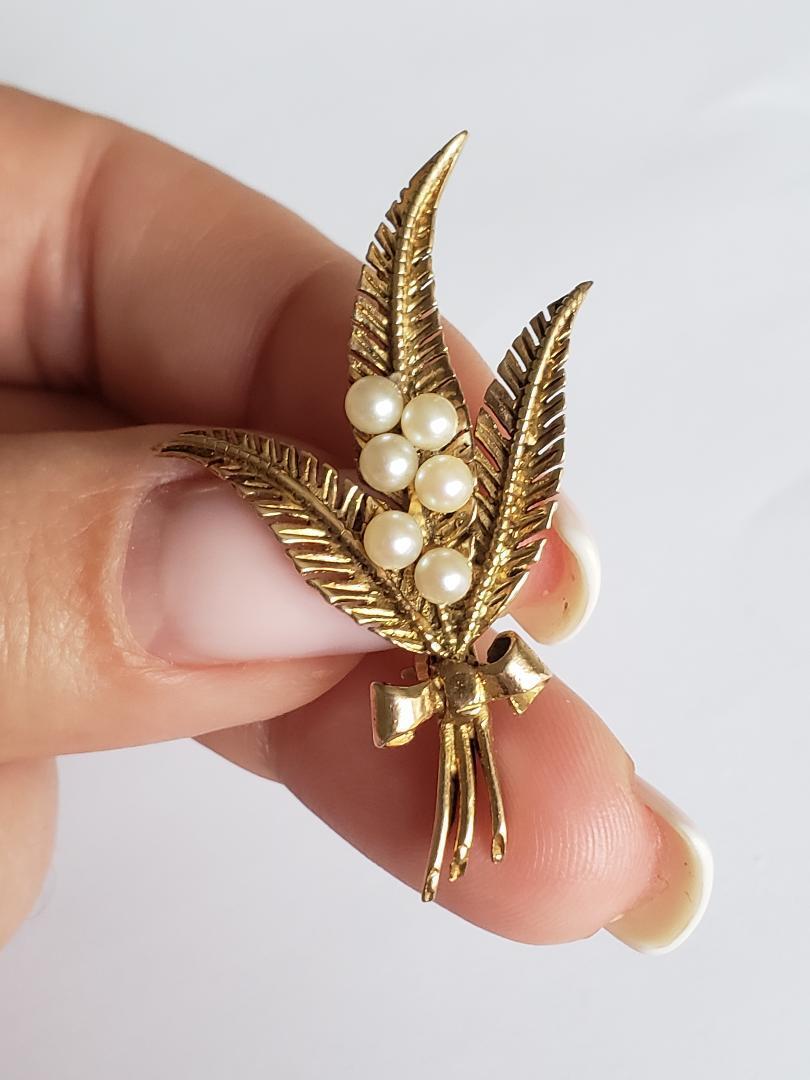 Vintage 9CT Gold and Pearl leaves with a bow brooch For Sale 1