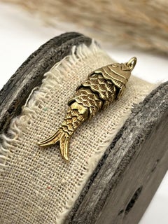 Ciondolo snodato in oro 9 ct, circa 1960, con pesce portafortuna