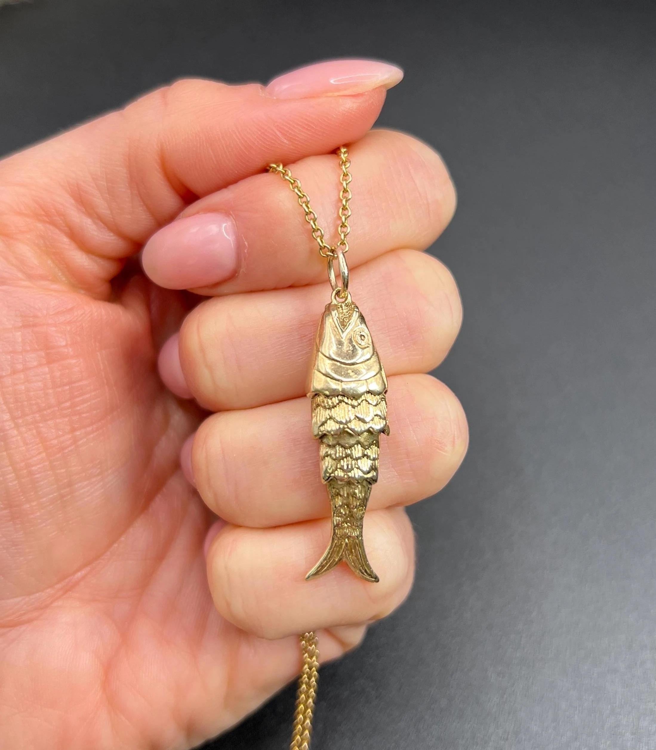 Vintage 9ct Gold, Articulated Lucky Fish Pendant Charm, Hallmarked London 1975 In Good Condition In Brighton, GB