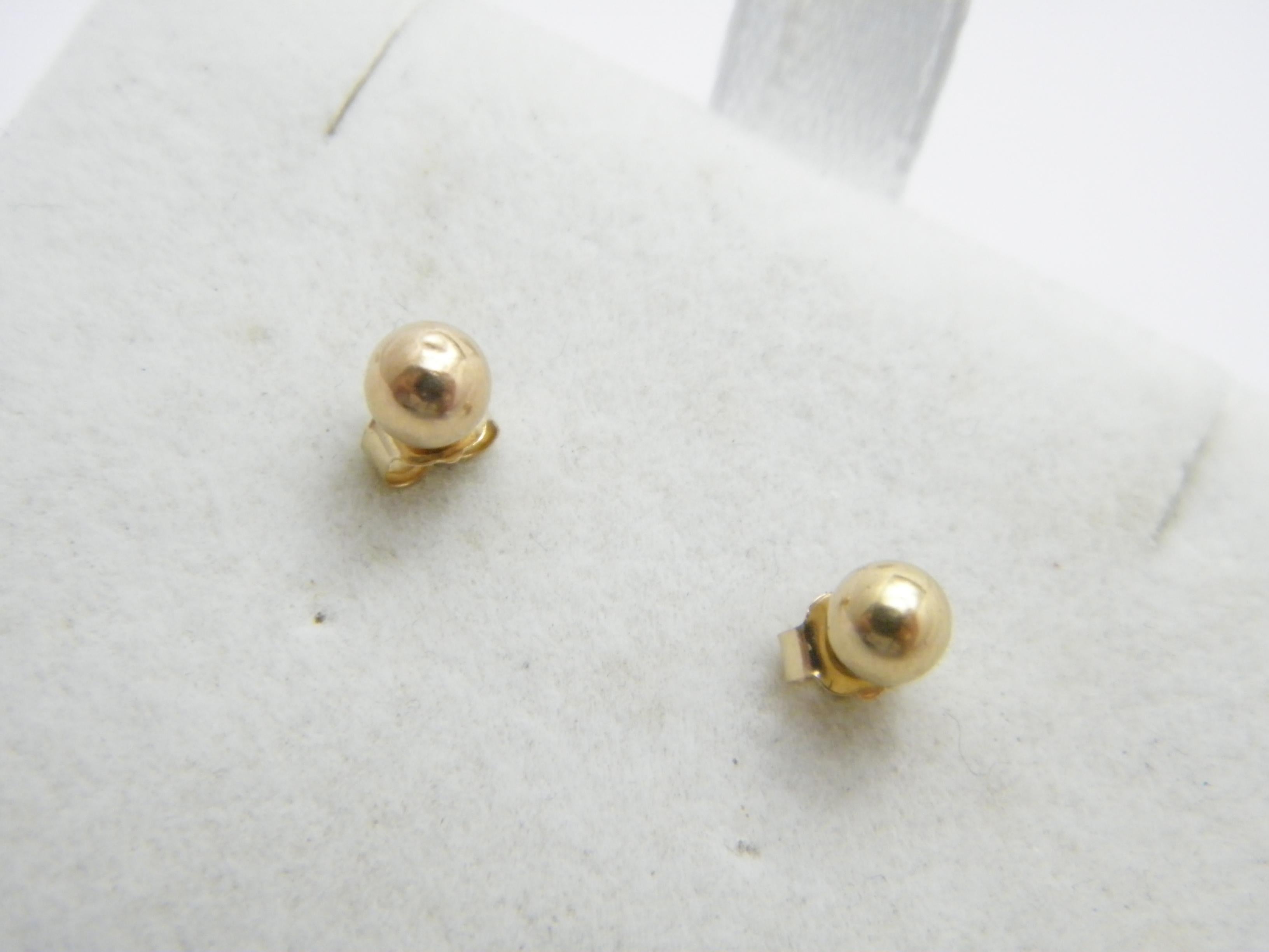 A very special item for you to consider:

9CT GOLD PLAIN BALL STUD EARRINGS

DETAILS
Material: 375/000 9ct Solid Gold
Style: Classic ball stud earrings, thicker made than many similar style
Fastening: Push through with butterfly scroll backs.
Age:
