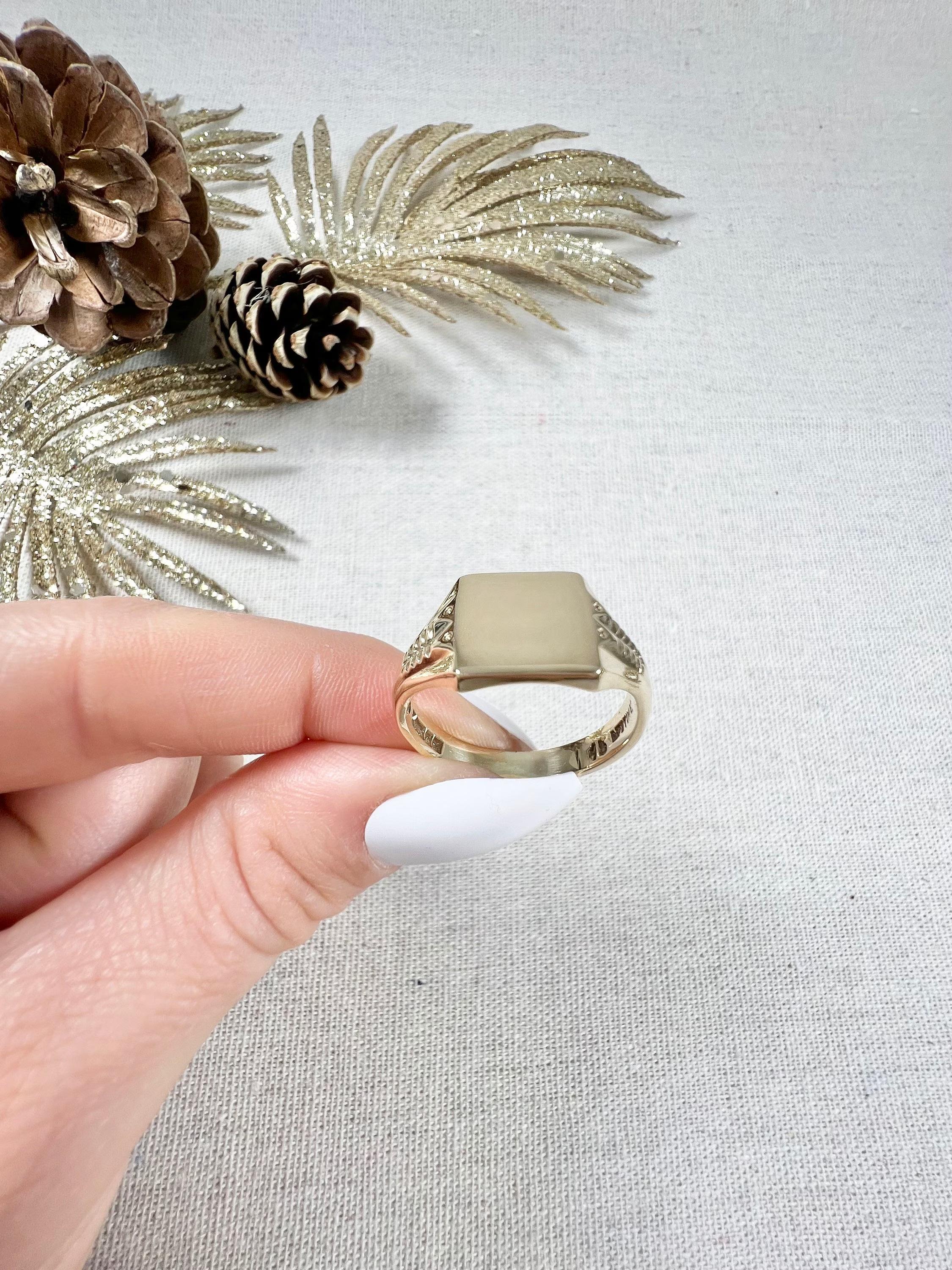 Vintage 9ct Gold Birmingham Hallmarked, 1970s Square Shaped Signet Ring For Sale 6