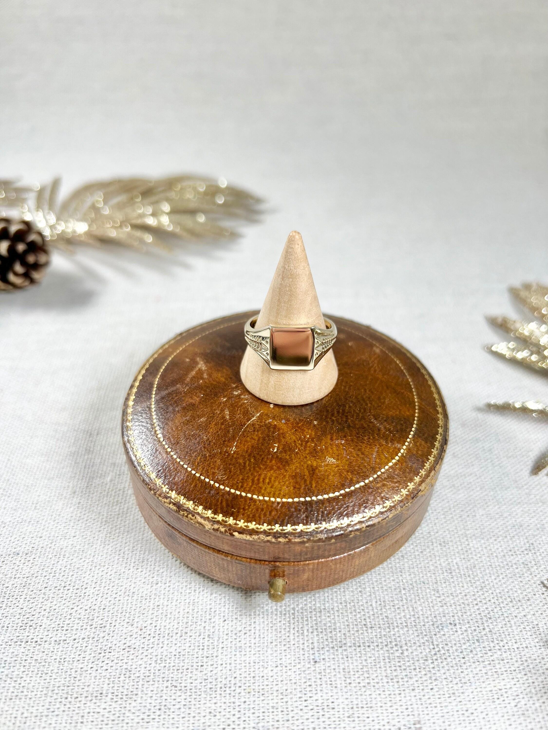 Vintage Signet Ring 

9ct Gold 

Hallmarked Birmingham Y 1973 (Special mark used to commemorate the bicentenary of the Assay) 

Makers Mark J H

This vintage signet ring is a stunning piece of jewellery that you won't want to miss. Made of 9ct