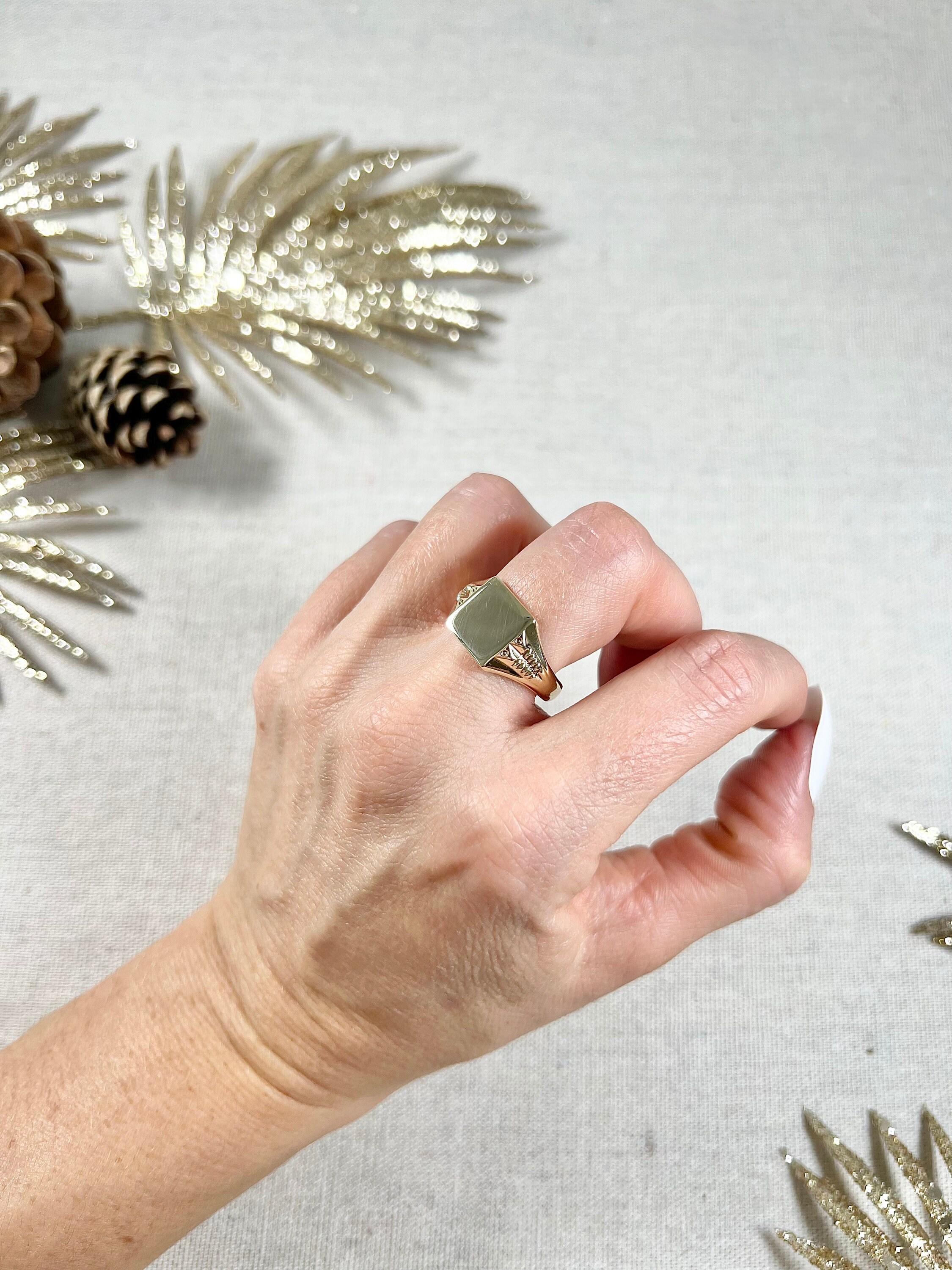 Vintage 9ct Gold Birmingham Hallmarked, 1970s Square Shaped Signet Ring In Good Condition For Sale In Brighton, GB