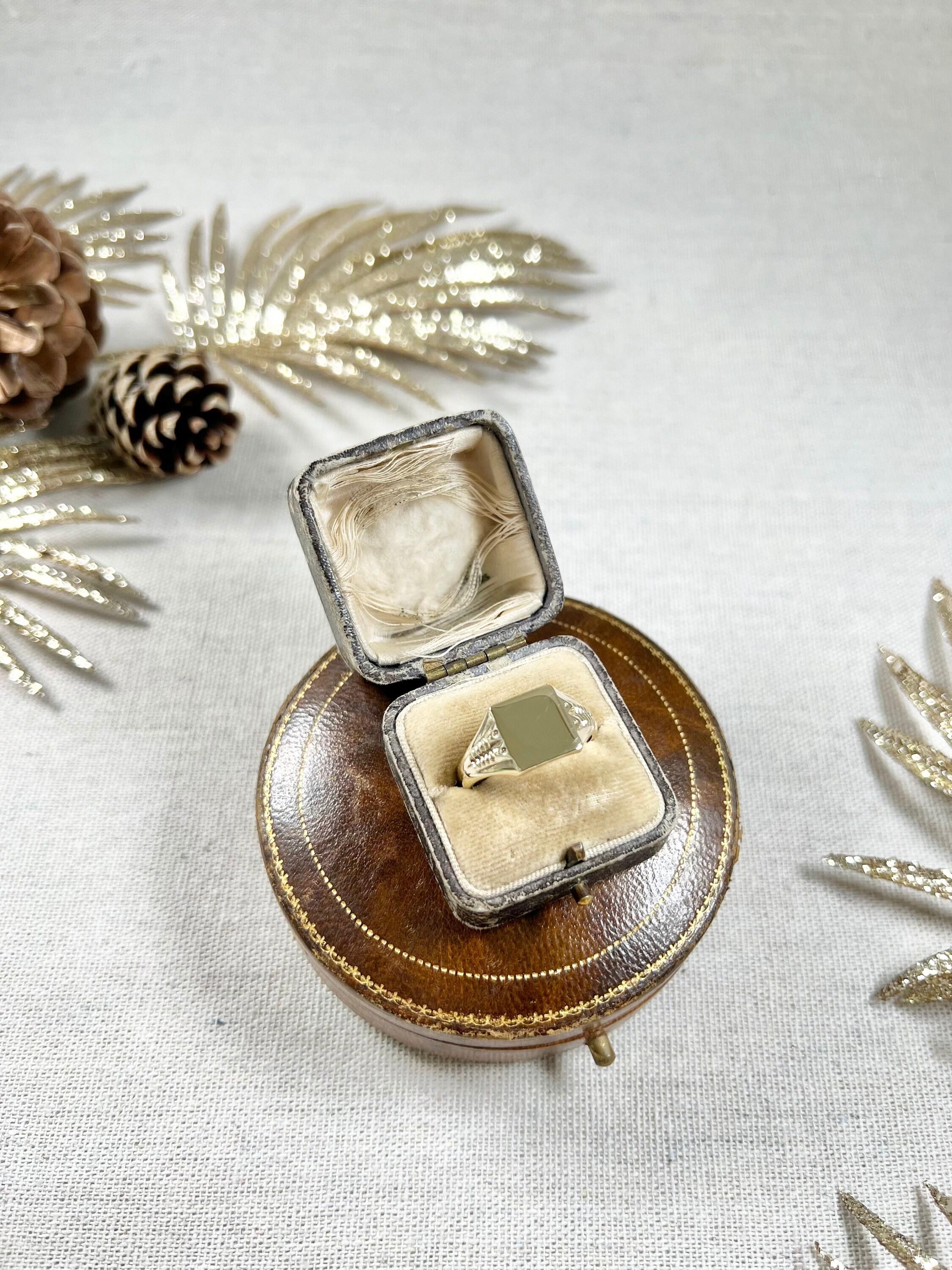 Women's or Men's Vintage 9ct Gold Birmingham Hallmarked, 1970s Square Shaped Signet Ring For Sale