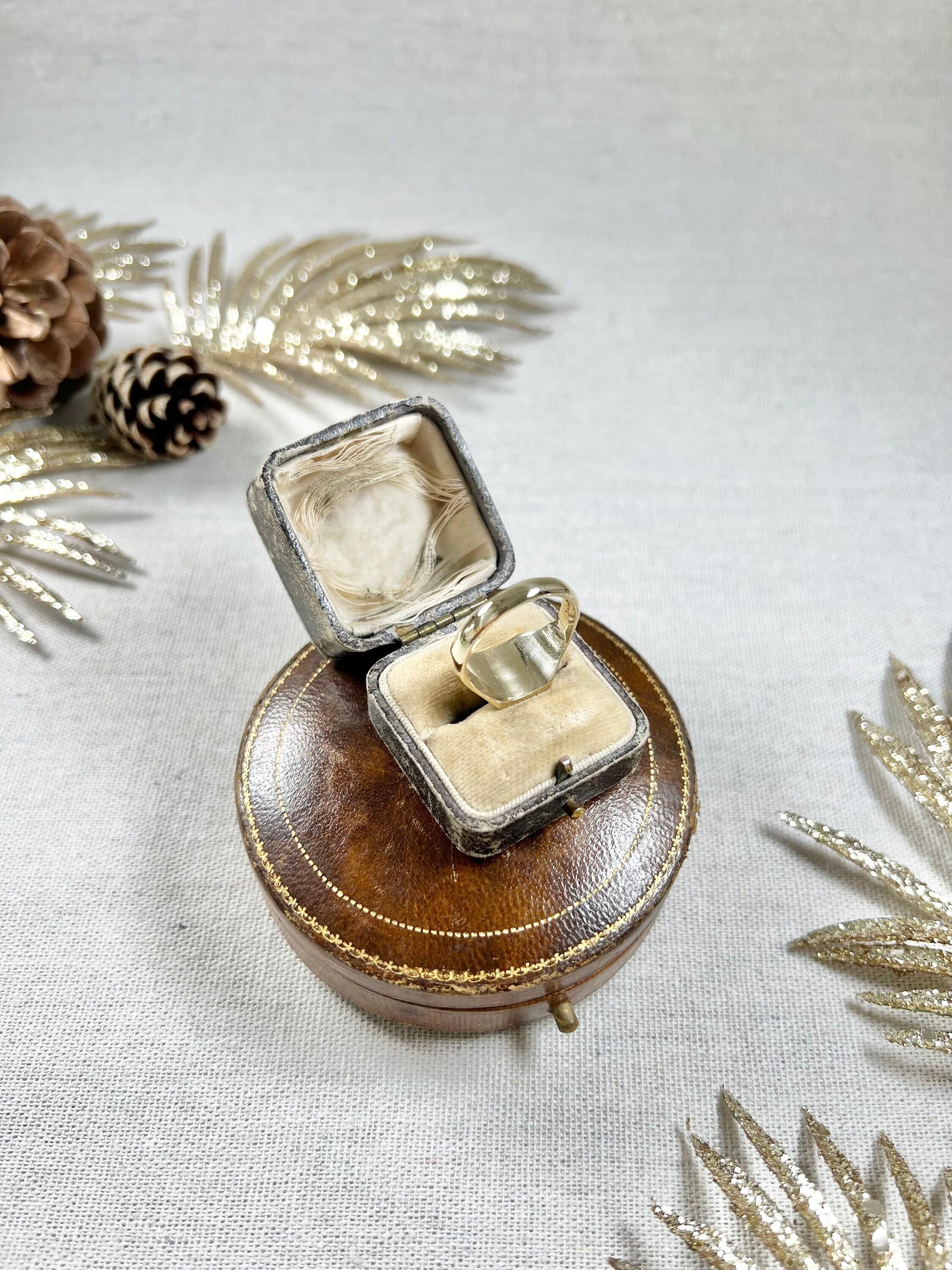 Vintage 9ct Gold Birmingham Hallmarked, 1970s Square Shaped Signet Ring For Sale 2