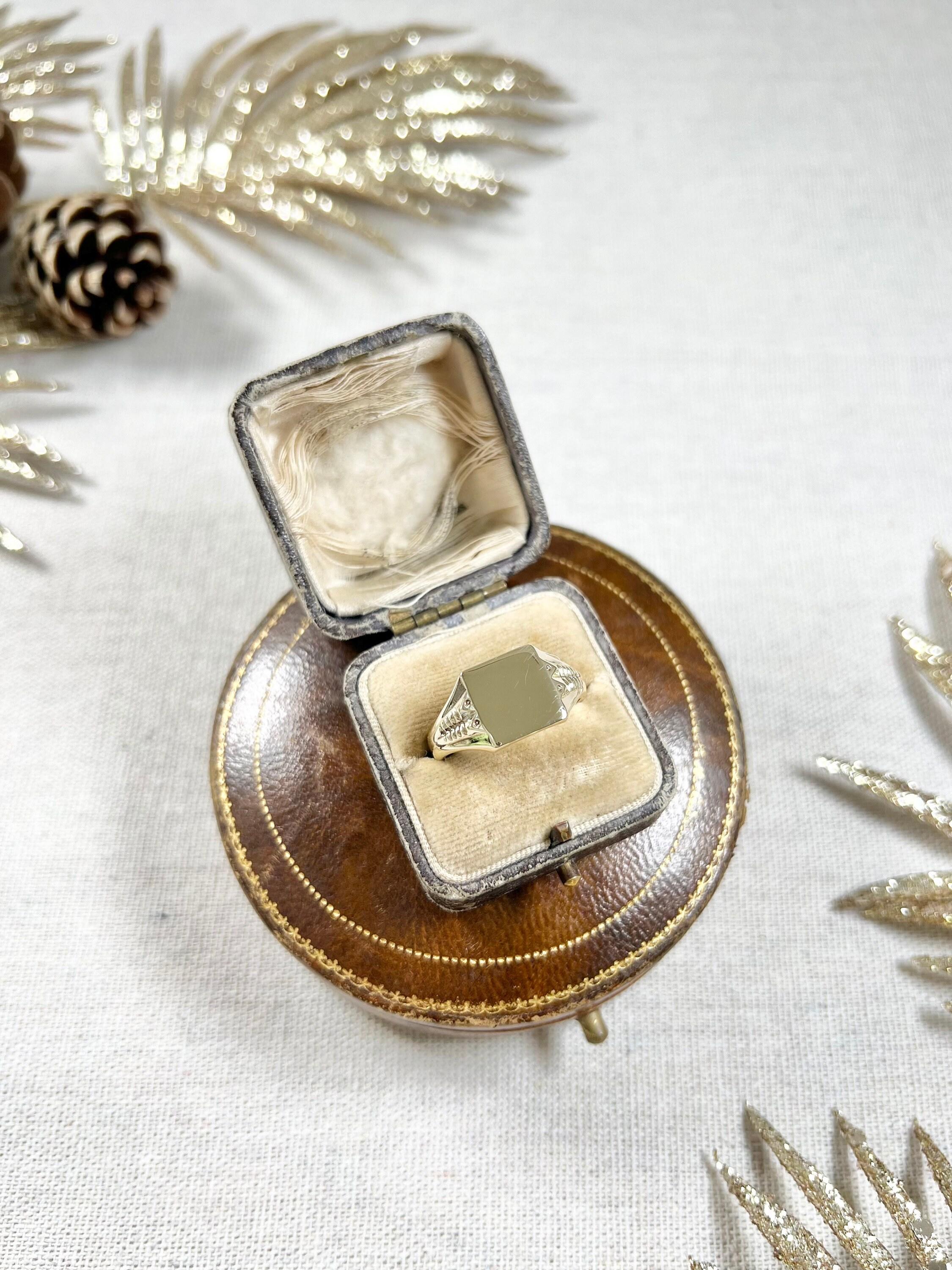 Vintage 9ct Gold Birmingham Hallmarked, 1970s Square Shaped Signet Ring For Sale 3