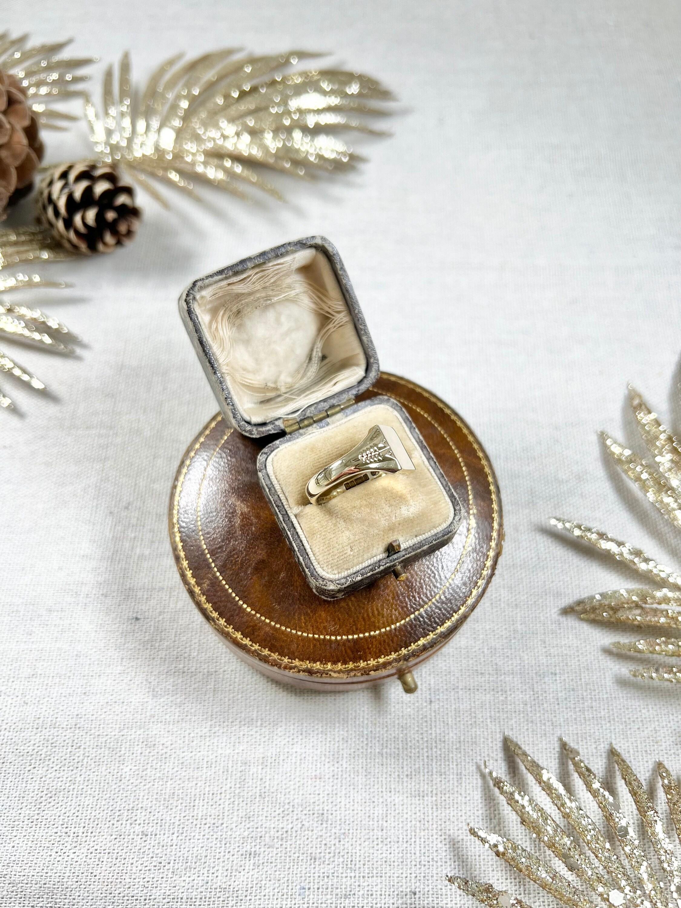 Vintage 9ct Gold Birmingham Hallmarked, 1970s Square Shaped Signet Ring For Sale 4