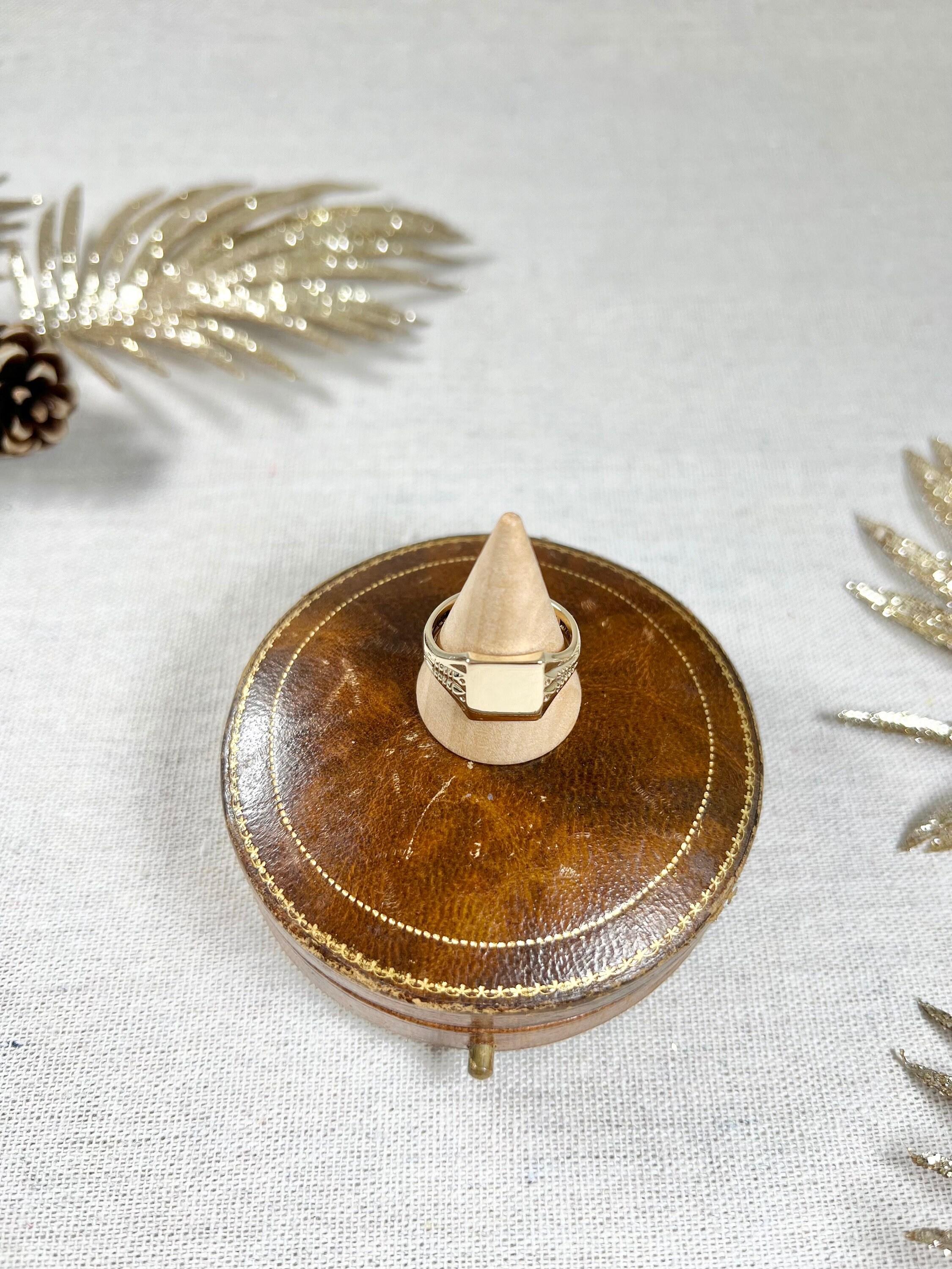 Vintage 9ct Gold Birmingham Hallmarked, 1970s Square Shaped Signet Ring For Sale 5