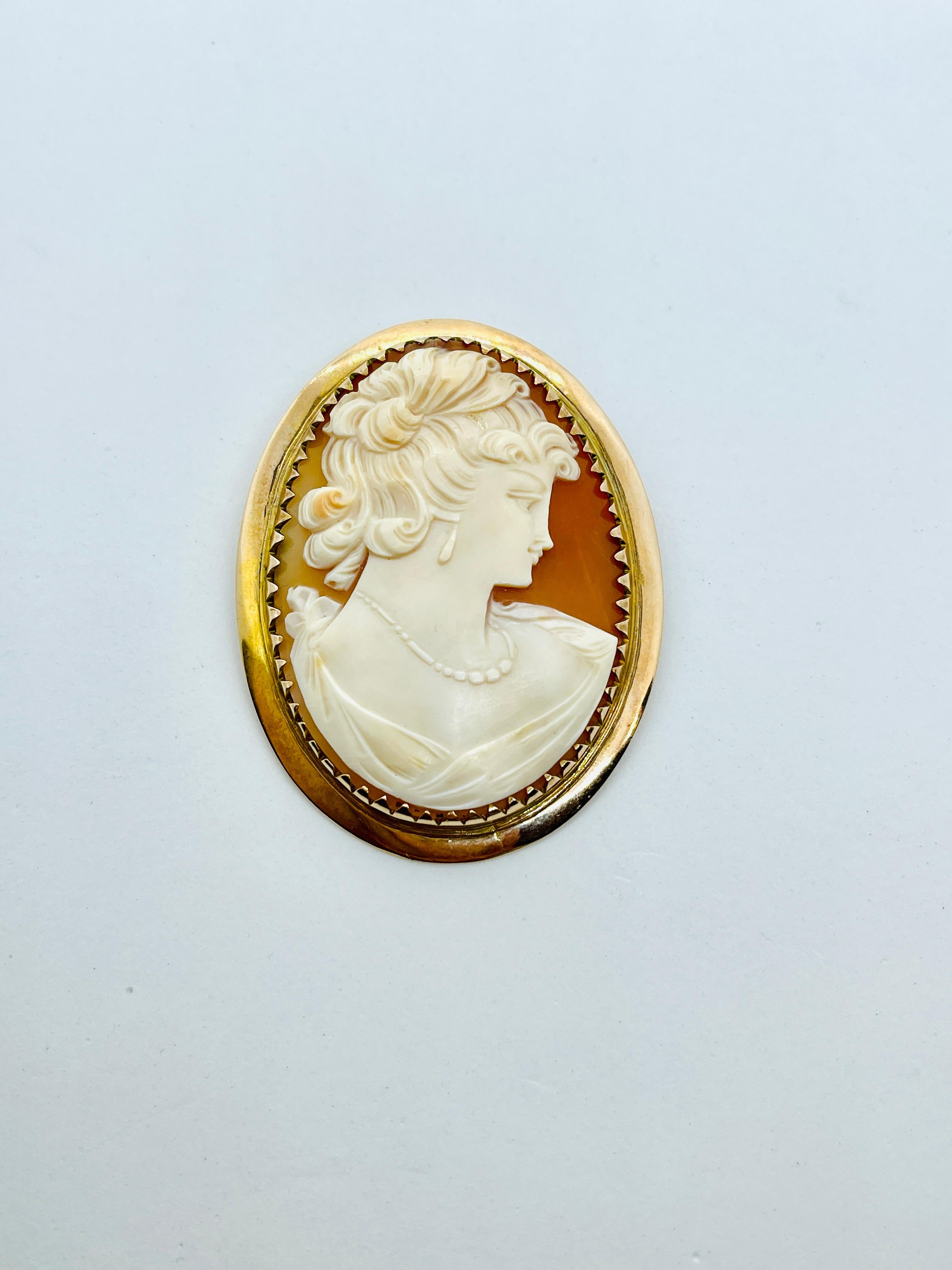 Women's Vintage 9ct Gold Cameo Brooch NeoClassical Lady Wearing Earrings Necklace c1940s For Sale