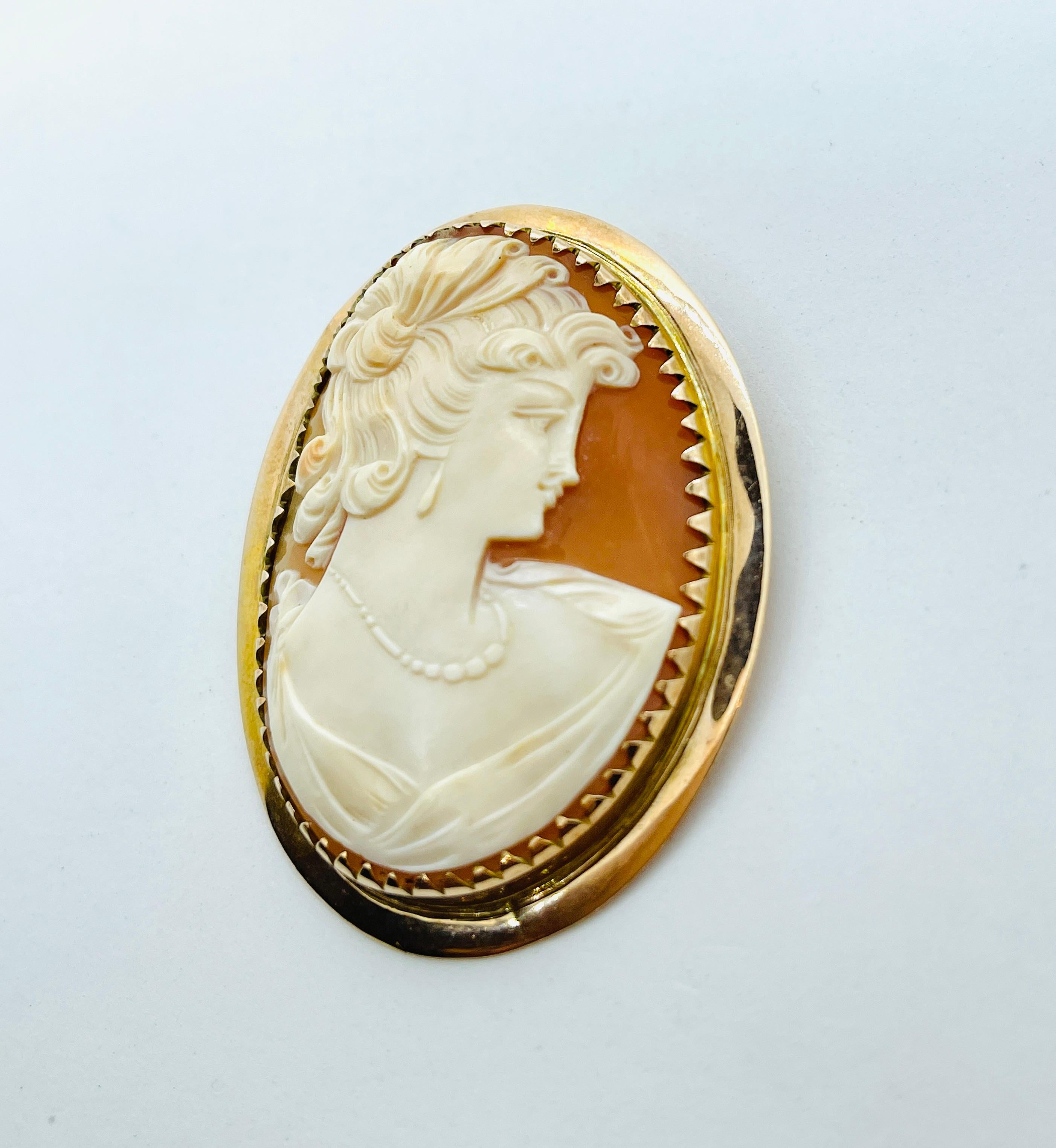 Vintage 9ct Gold Cameo Brooch NeoClassical Lady Wearing Earrings Necklace c1940s For Sale 1