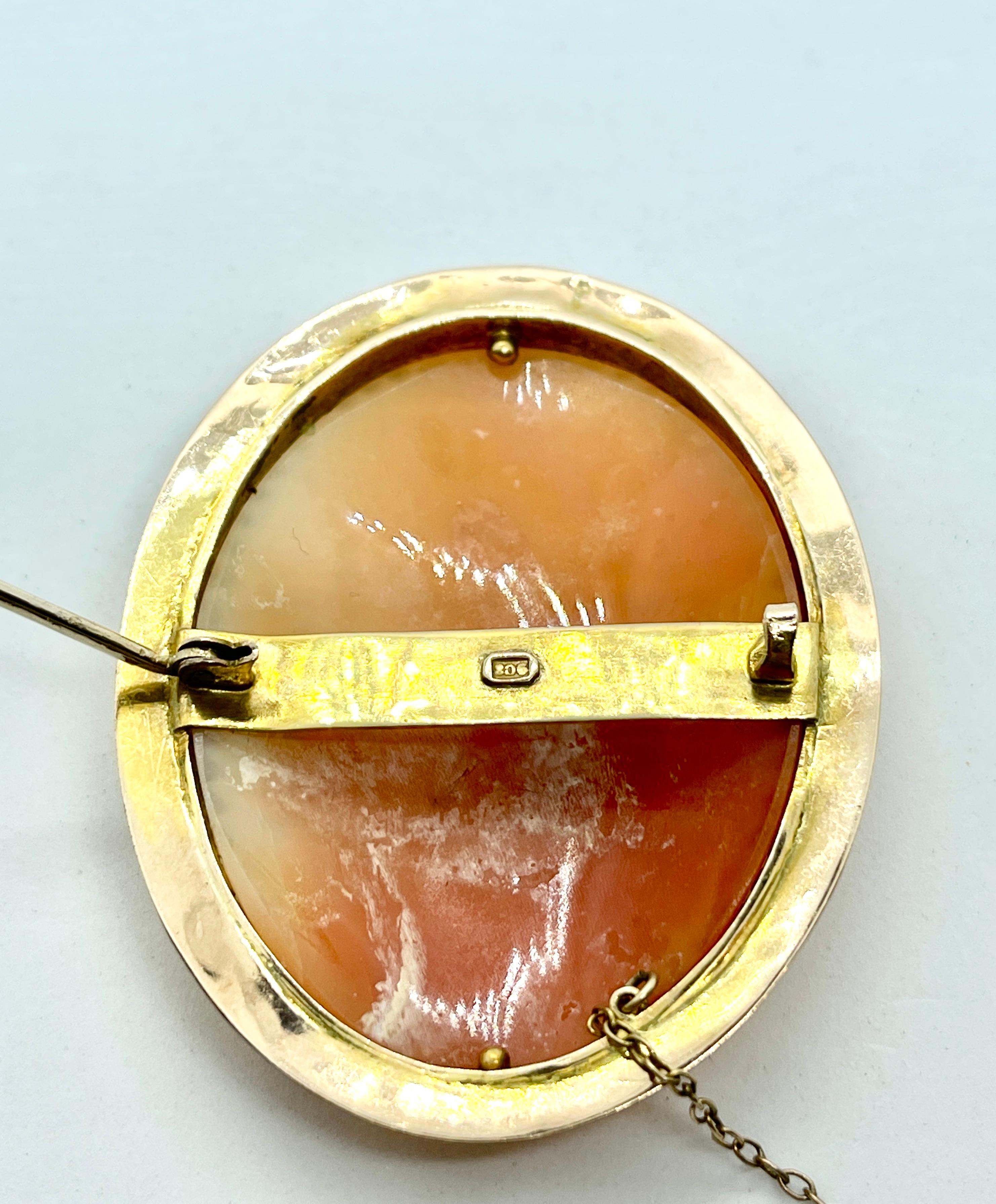 Vintage 9ct Gold Cameo Brooch NeoClassical Lady Wearing Earrings Necklace c1940s For Sale 3