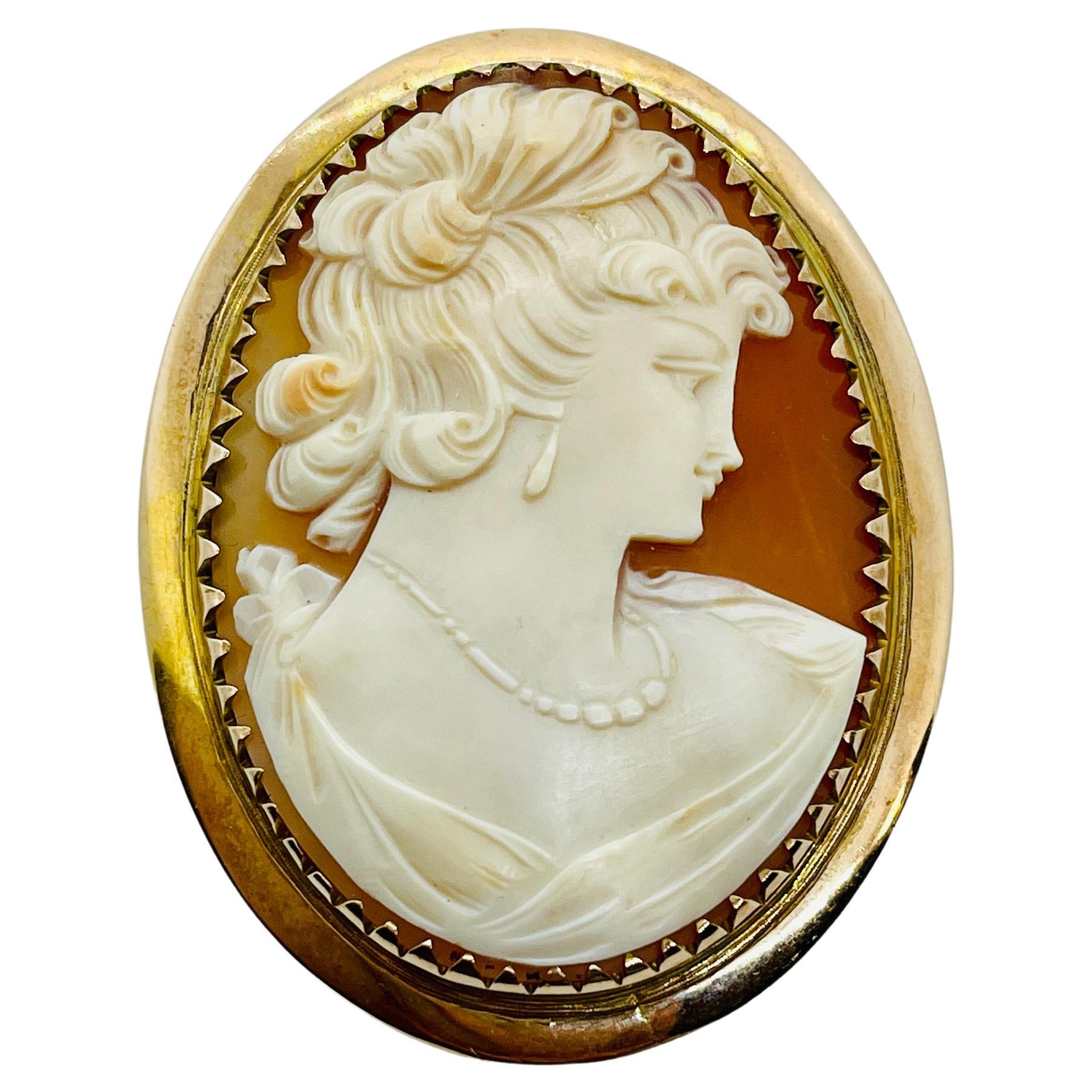 Vintage 9ct Gold Cameo Brooch NeoClassical Lady Wearing Earrings Necklace c1940s For Sale
