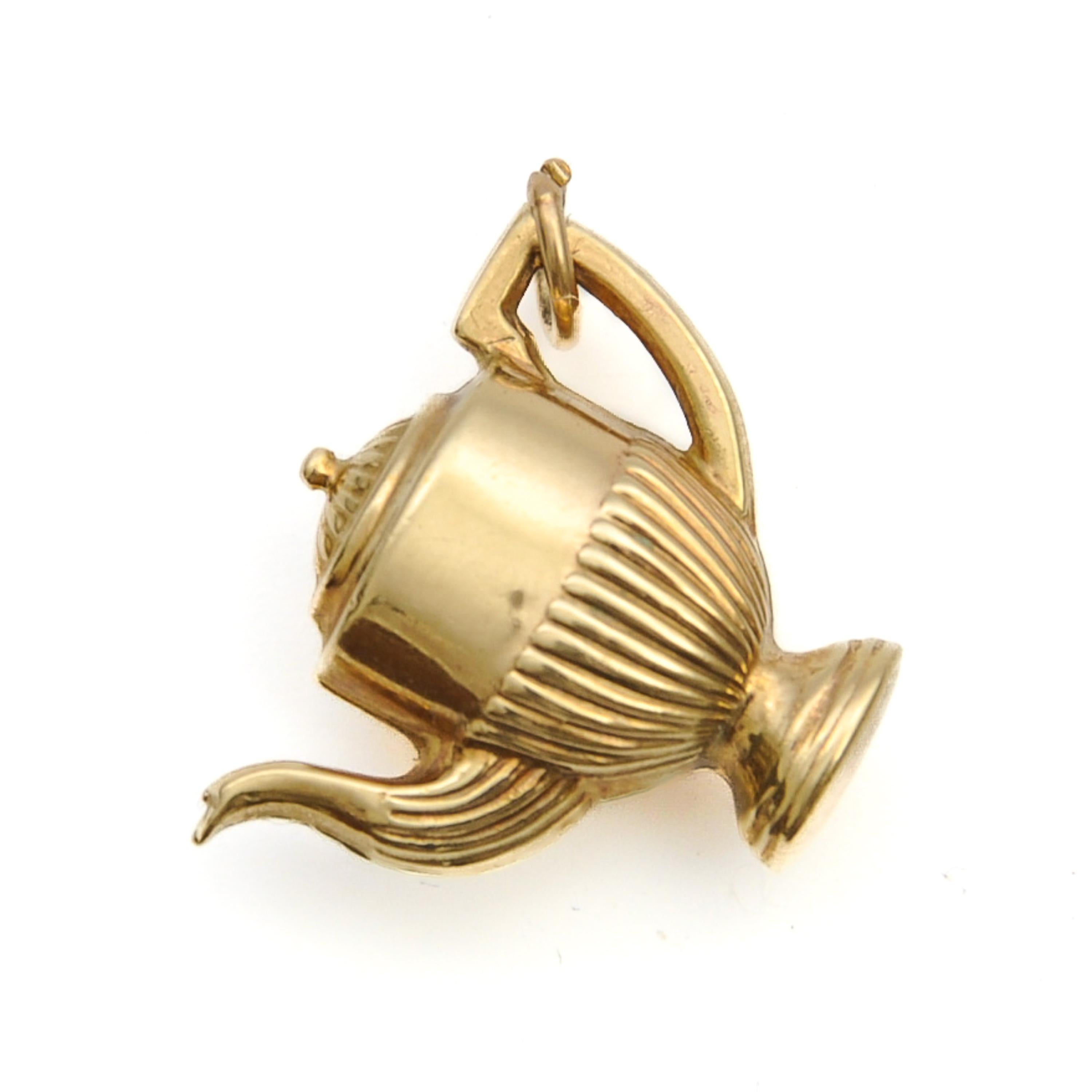 Vintage 9ct Gold Coffee Pot Charm Pendant In Good Condition For Sale In Rotterdam, NL