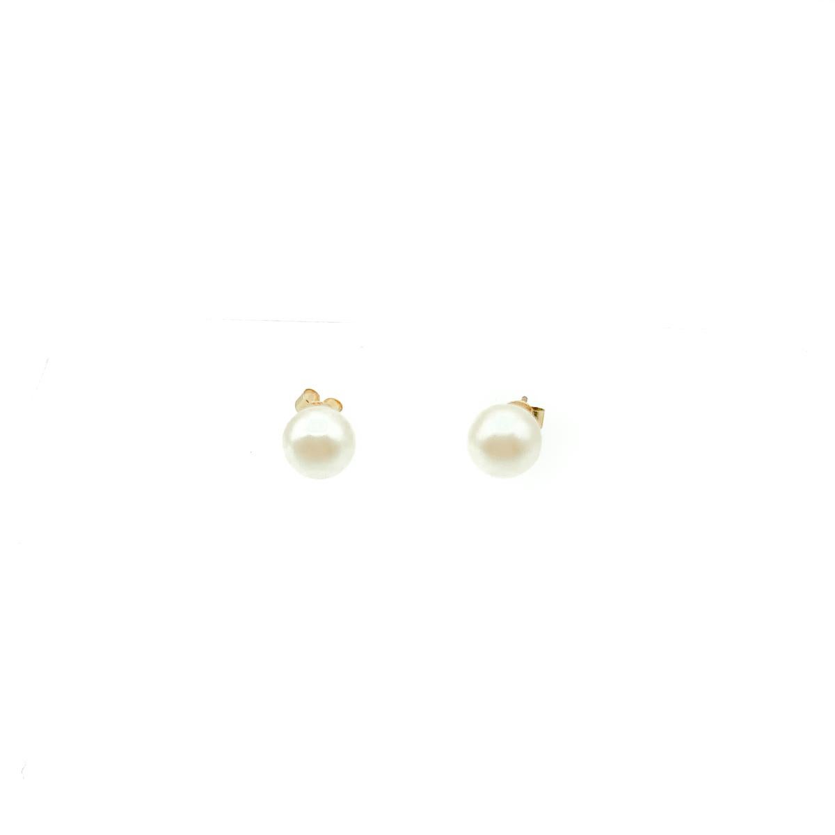 A pair of Vintage Gold Cultured Pearl Earrings. Crafted with a half drilled cultured pearl sitting on a 9ct gold post. 

Very good vintage condition, approx 0.6cms pearl diameter. 

A perfect jewel box staple that will prove invaluable time and time
