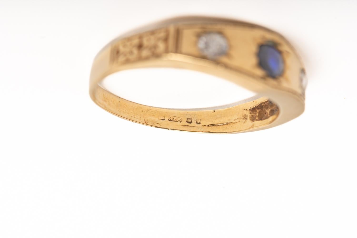 Vintage 9ct Gold Diamond and Sapphire Ring For Sale 3