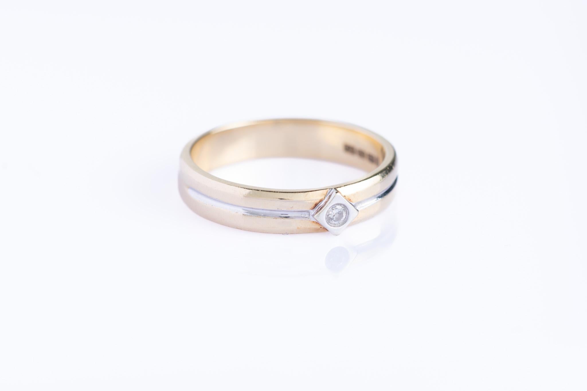 Round Cut Vintage 9ct Gold Diamond Ring With Illusion-Set Design For Sale
