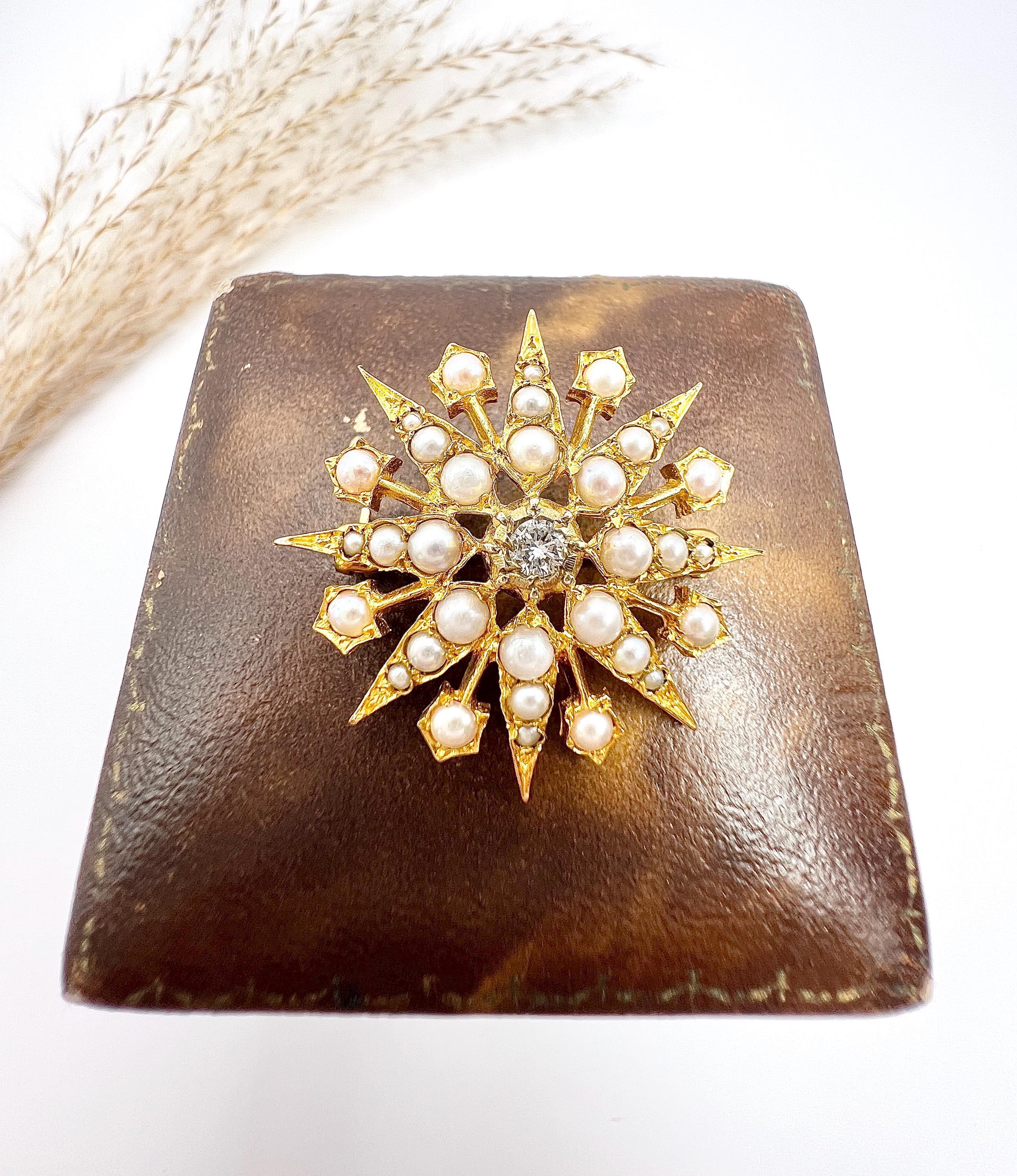 Vintage 9ct Gold Diamond & Seed Pearl Star Brooch/Pendant Hallmarked London 1965 In Good Condition For Sale In Brighton, GB