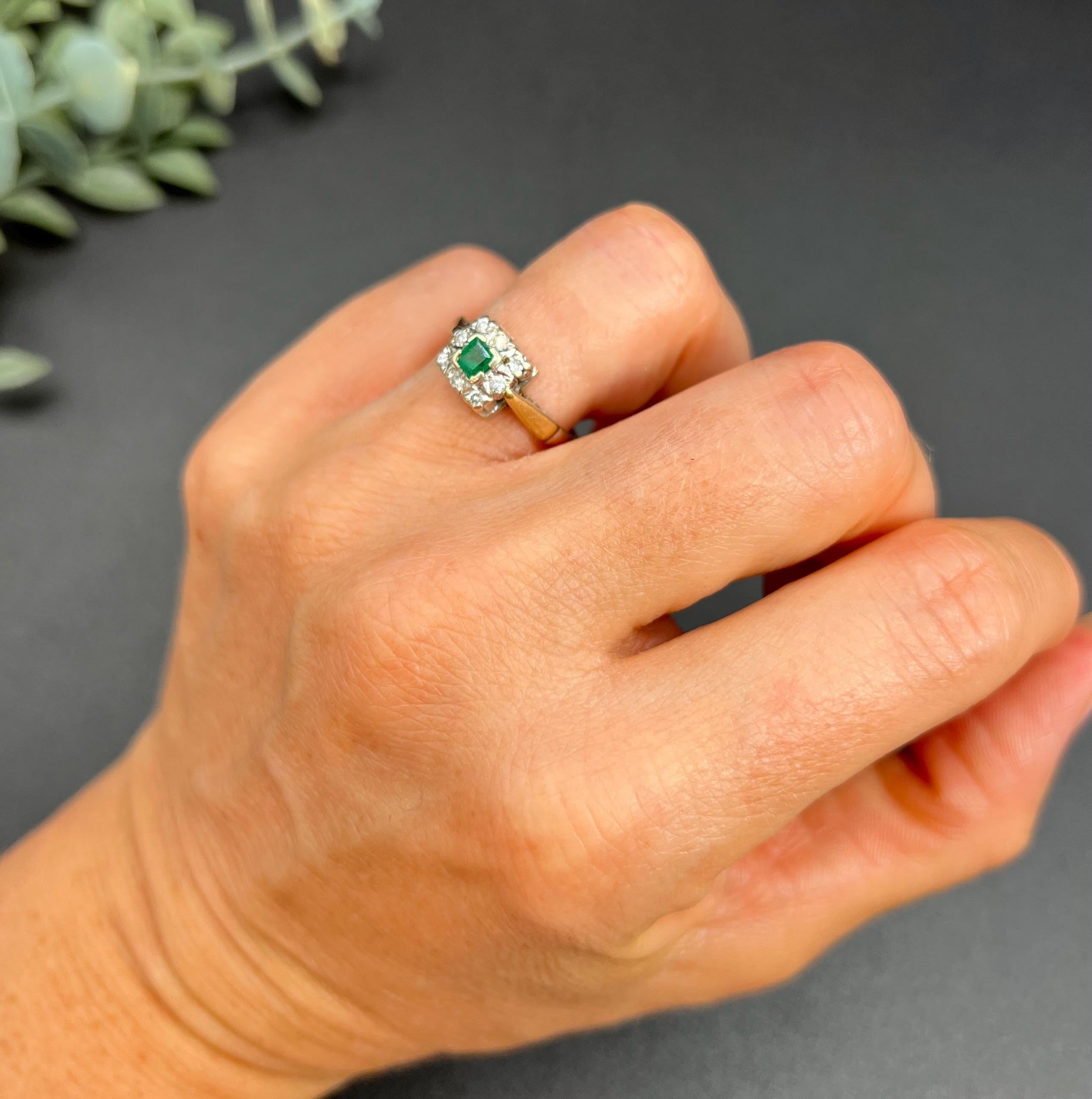 Bague vintage à grappe d'émeraudes

Or jaune 9ct

Poinçonné Londres 1997

Makers Mark V.I.I.

Cette exquise bague vintage en or 9ct présente un design carré saisissant, avec au centre une captivante émeraude naturelle taillée en carré, d'une teinte