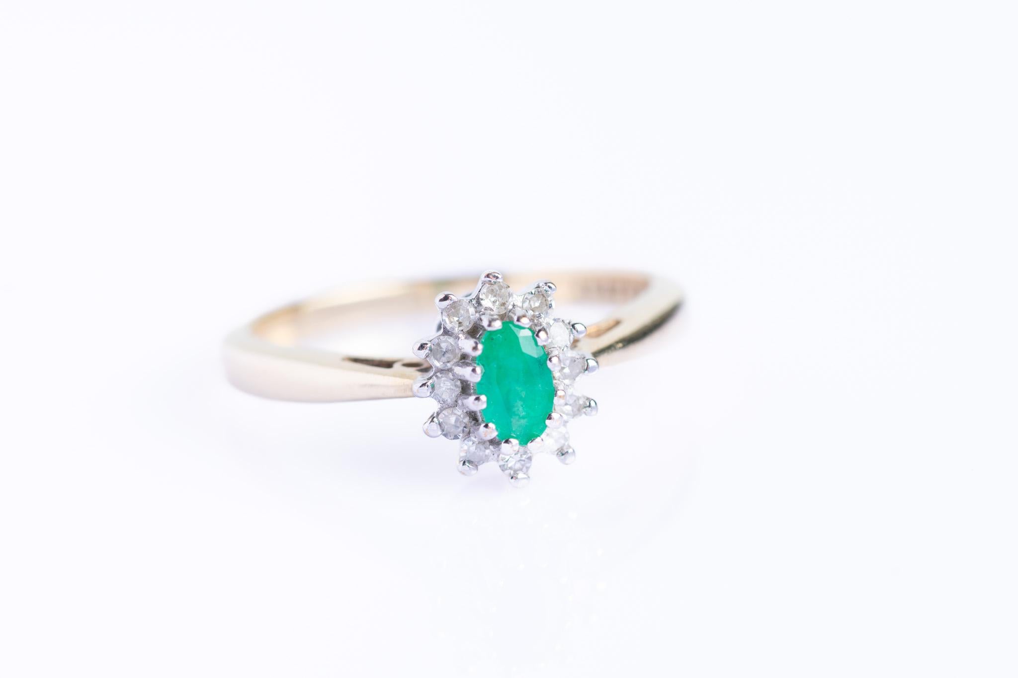 Vintage 9ct Gold Emerald & Diamond Cluster Ring In Good Condition For Sale In Portland, England