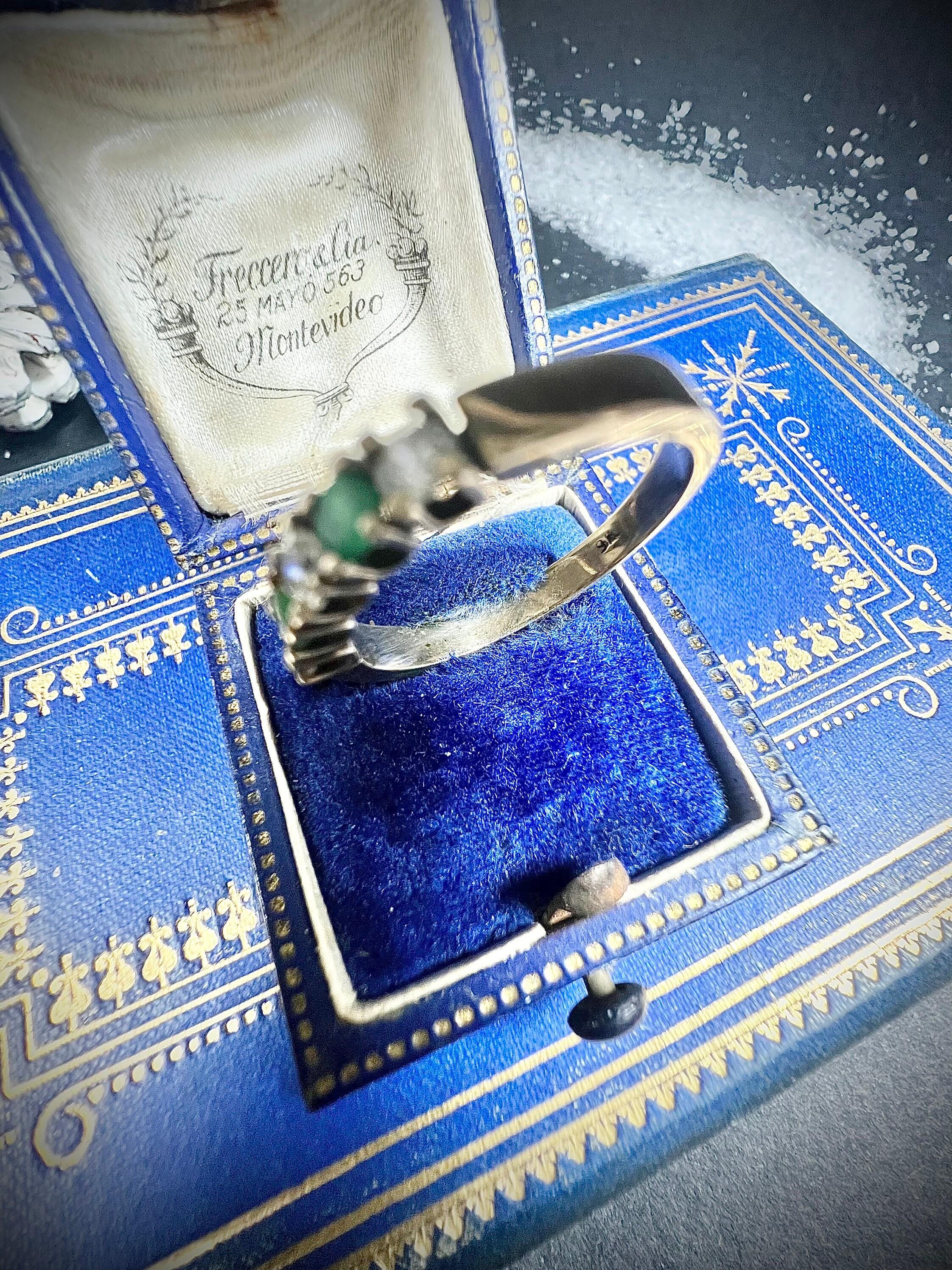 Vintage Smaragd & Diamant Ring 

9ct Gold gestempelt 

CIRCA 1980er Jahre

Schöner Fünf-Stein-Ring im Vintage-Stil. Mit wunderschönen, sich abwechselnden, natürlichen Smaragden und Diamanten besetzt. Eingefasst in ein Band aus 9 Karat Gelbgold.