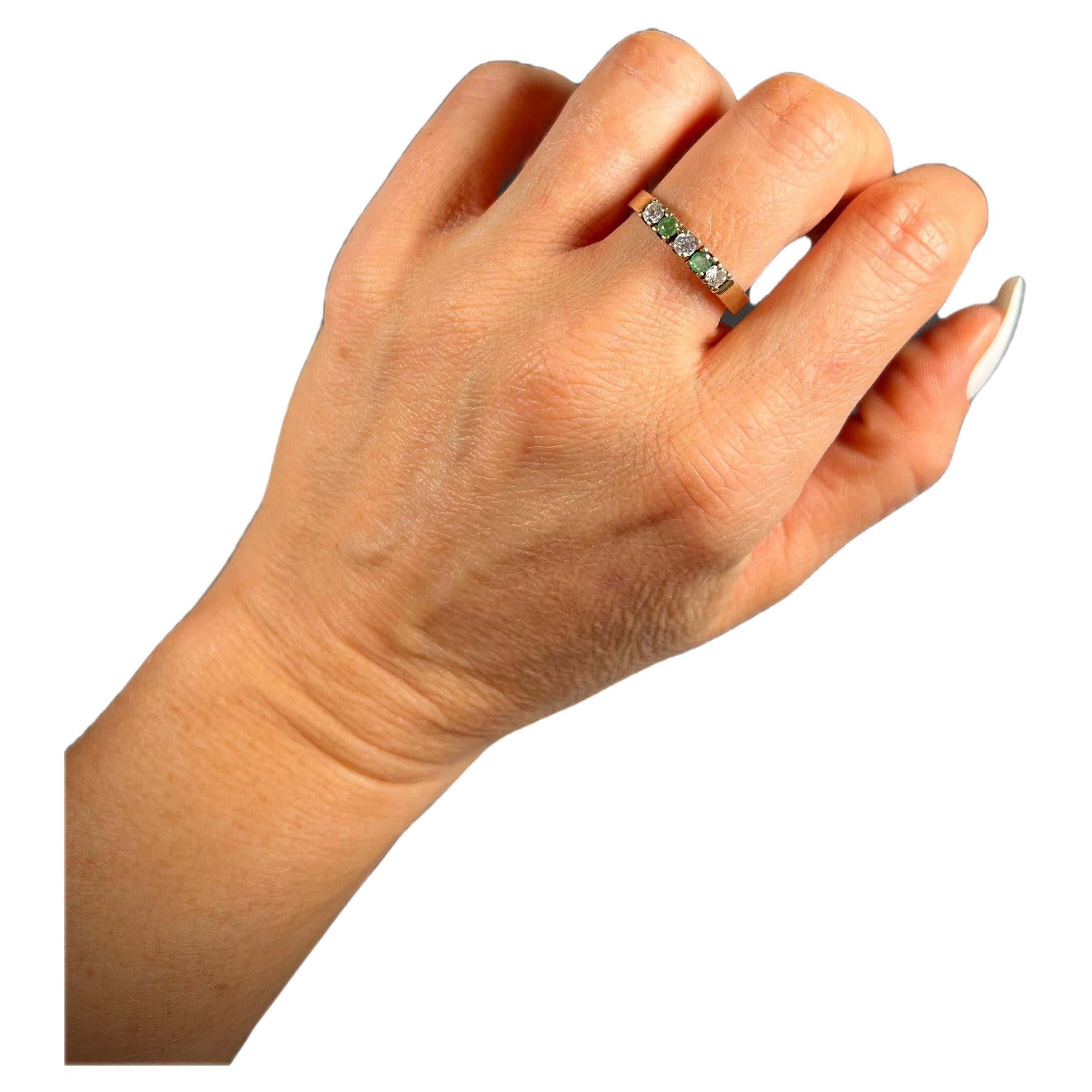Fünf-Stein-Ring aus 9 Karat Gold mit Smaragd und Diamant im Angebot