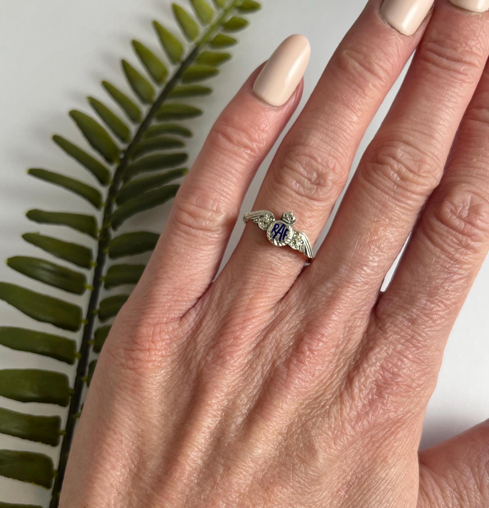 Vintage RAF Ring mit Herzchen

9ct Gold gestempelt 

Herstellerzeichen J H 

CIRCA 1940

Ein rührender RAF-Schmuckring aus der Mitte des Jahrhunderts aus 9 Karat Gelbgold, der als Symbol der Hingabe und des Stolzes täglich getragen werden kann. Das