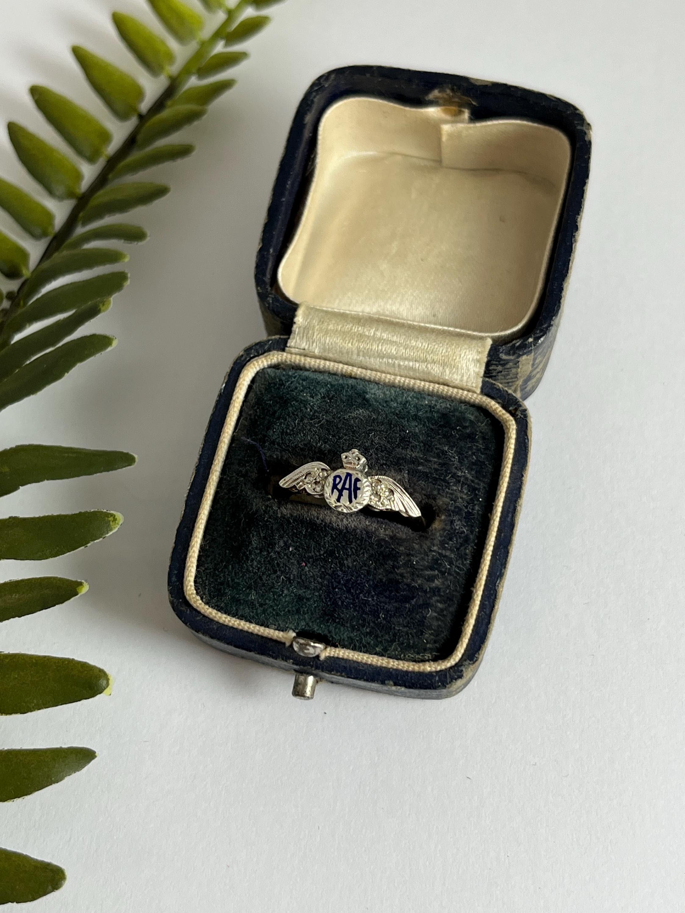 Vintage 9ct Gold, Emaille RAF und Diamant Ring, CIRCA 1940s (Rosenschliff) im Angebot