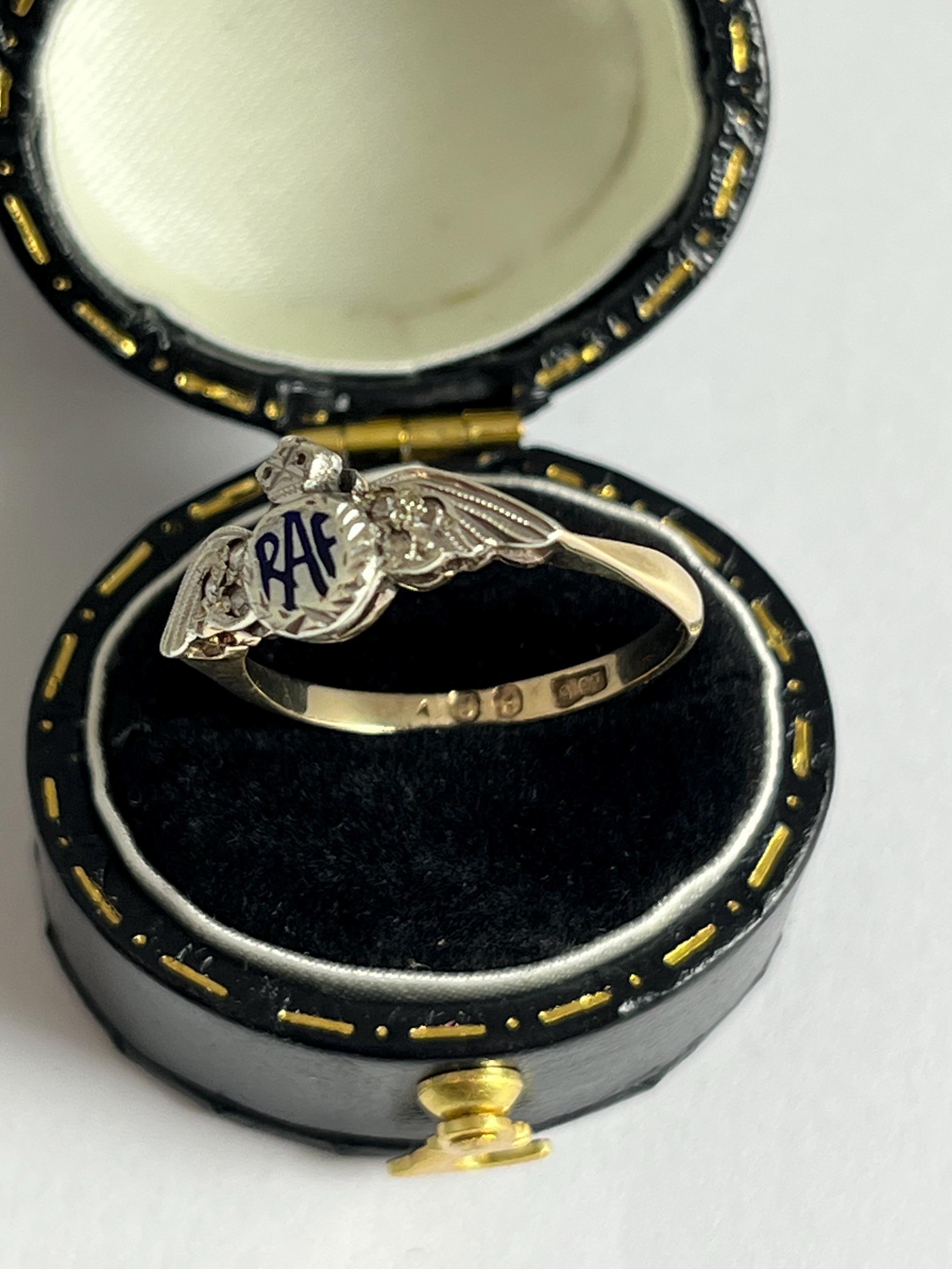 Vintage 9ct Gold, Emaille RAF und Diamant Ring, CIRCA 1940s im Zustand „Gut“ im Angebot in Brighton, GB