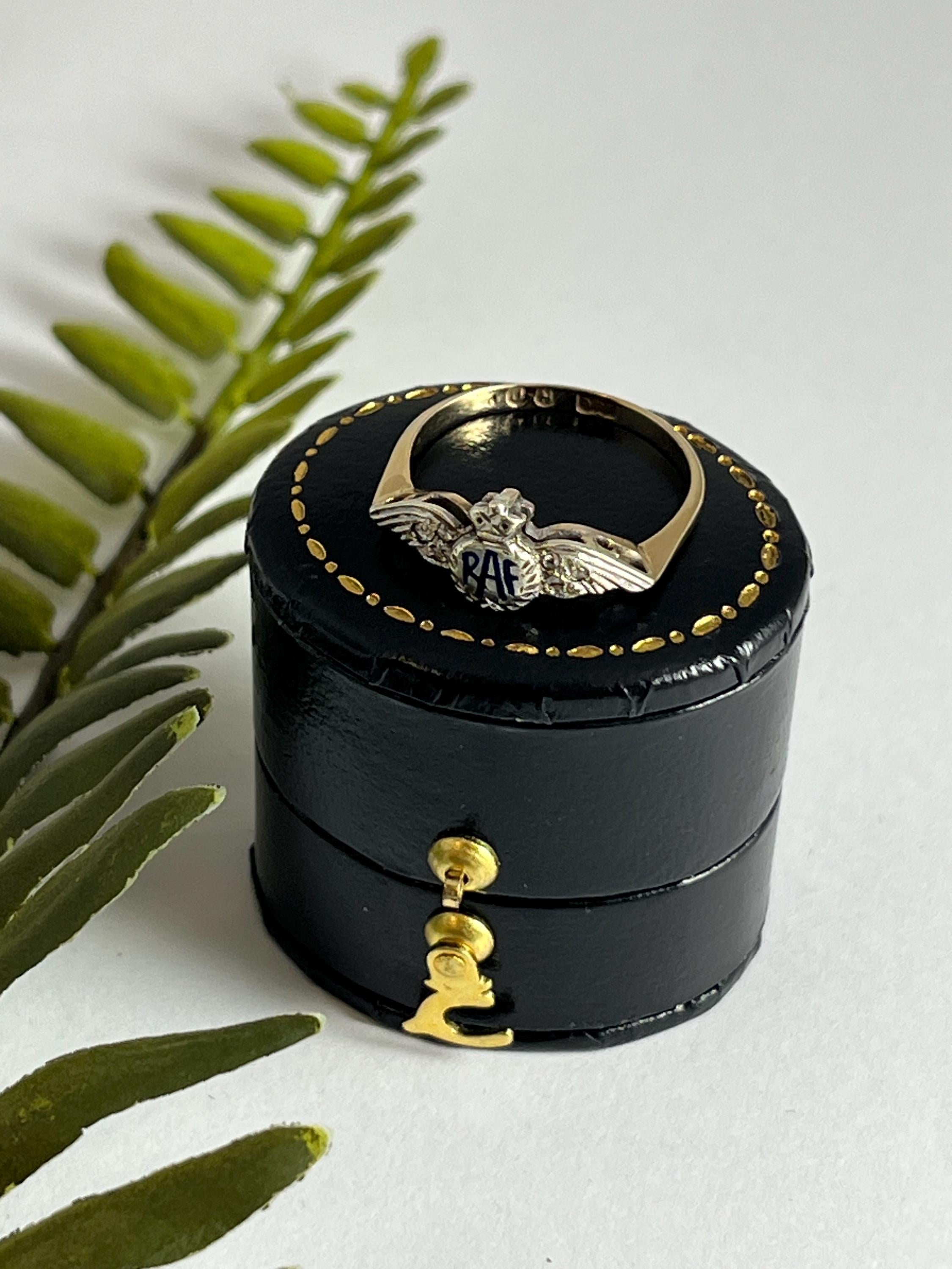 Vintage 9ct Gold, Emaille RAF und Diamant Ring, CIRCA 1940s im Angebot 1