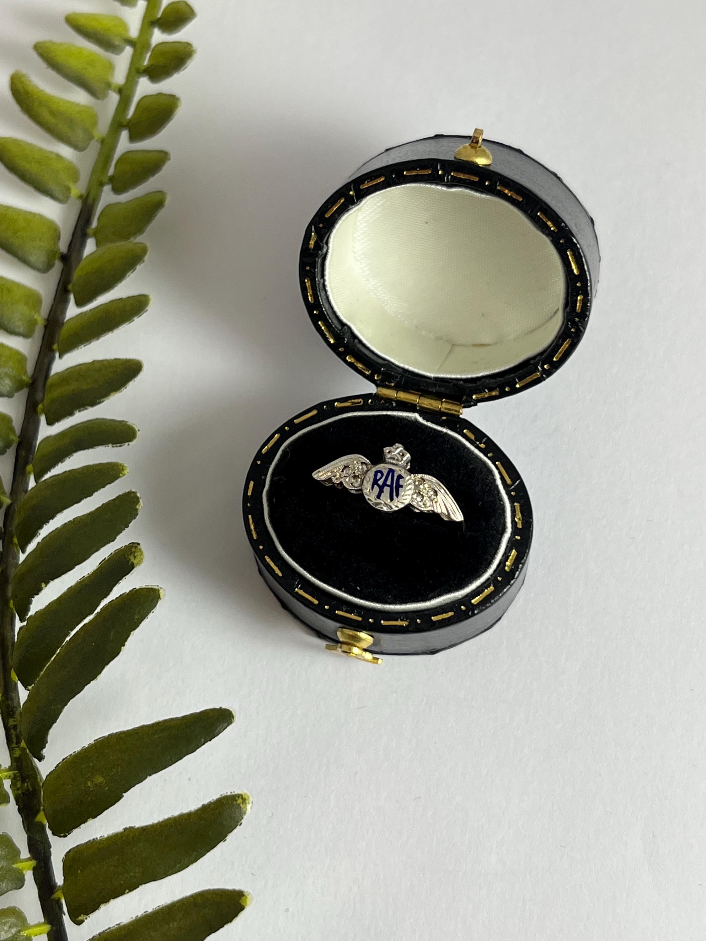 Vintage 9ct Gold, Emaille RAF und Diamant Ring, CIRCA 1940s im Angebot 2